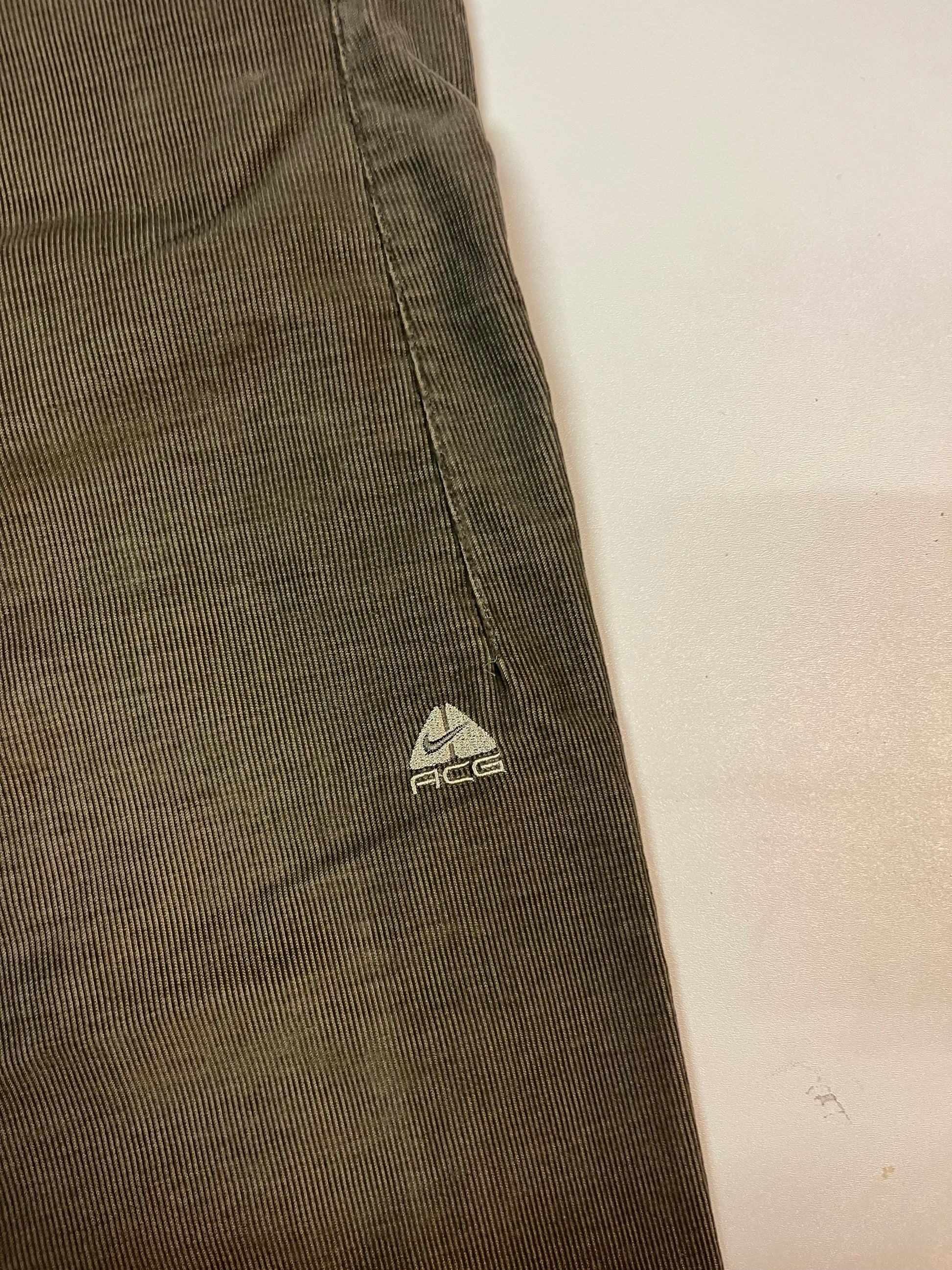 Entdecke unsere Vintage Track Pants von Nike und anderen Marken, erhältlich bei Valuxery.de - Dein Shop für trendige Vintage - Kleidung. Unsere Track Pants sind aus hochwertigen Materialien und