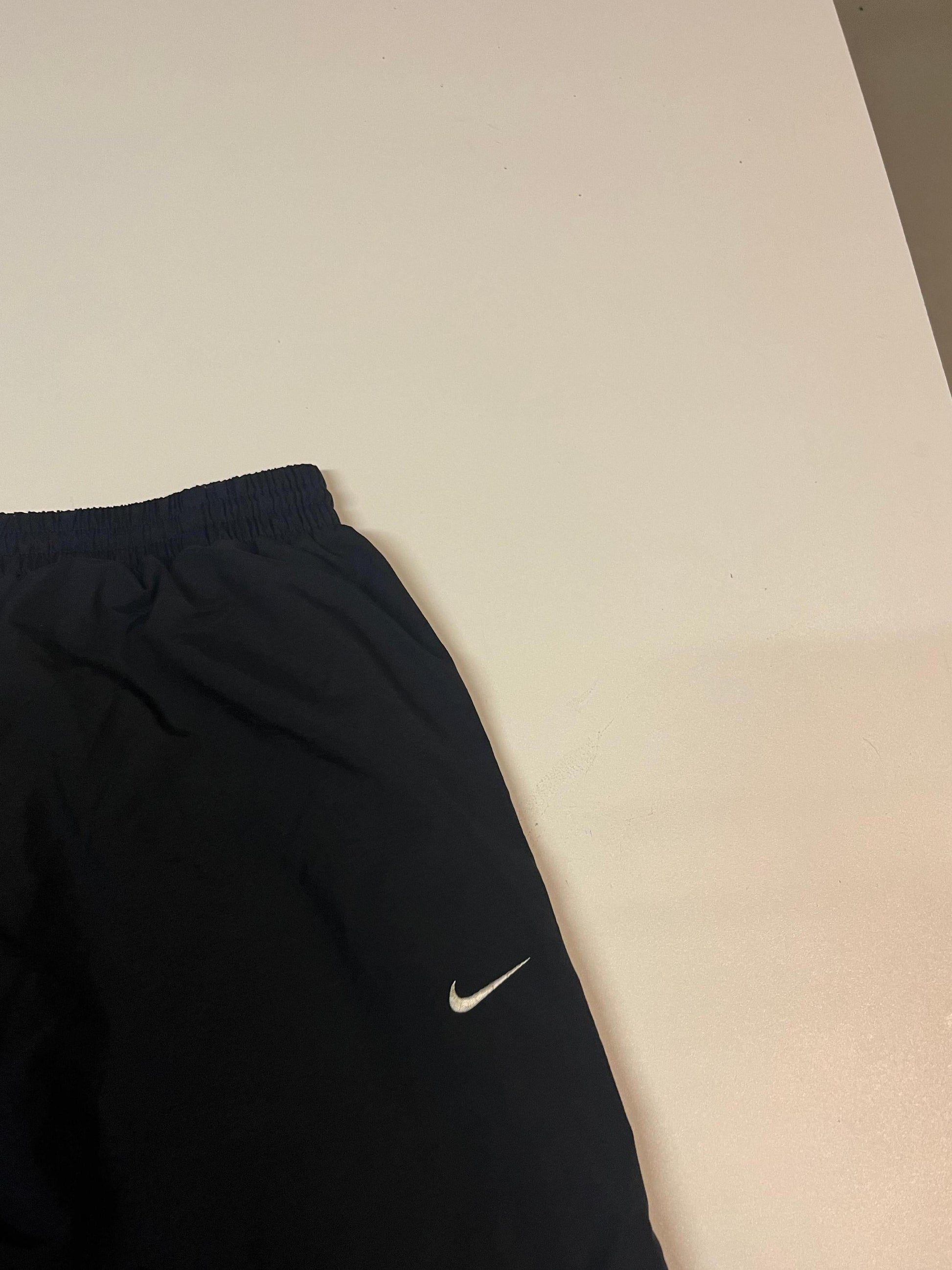 Entdecke unsere Vintage Track Pants von Nike und anderen Marken, erhältlich bei Valuxery.de - Dein Shop für trendige Vintage - Kleidung. Unsere Track Pants sind aus hochwertigen Materialien und