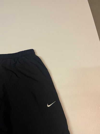 Entdecke unsere Vintage Track Pants von Nike und anderen Marken, erhältlich bei Valuxery.de - Dein Shop für trendige Vintage - Kleidung. Unsere Track Pants sind aus hochwertigen Materialien und