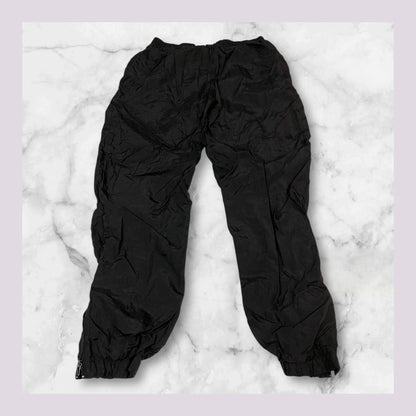 Entdecke unsere Vintage Track Pants von Nike und anderen Marken, erhältlich bei Valuxery.de - Dein Shop für trendige Vintage - Kleidung. Unsere Track Pants sind aus hochwertigen Materialien und