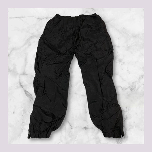 Entdecke unsere Vintage Track Pants von Nike und anderen Marken, erhältlich bei Valuxery.de - Dein Shop für trendige Vintage - Kleidung. Unsere Track Pants sind aus hochwertigen Materialien und