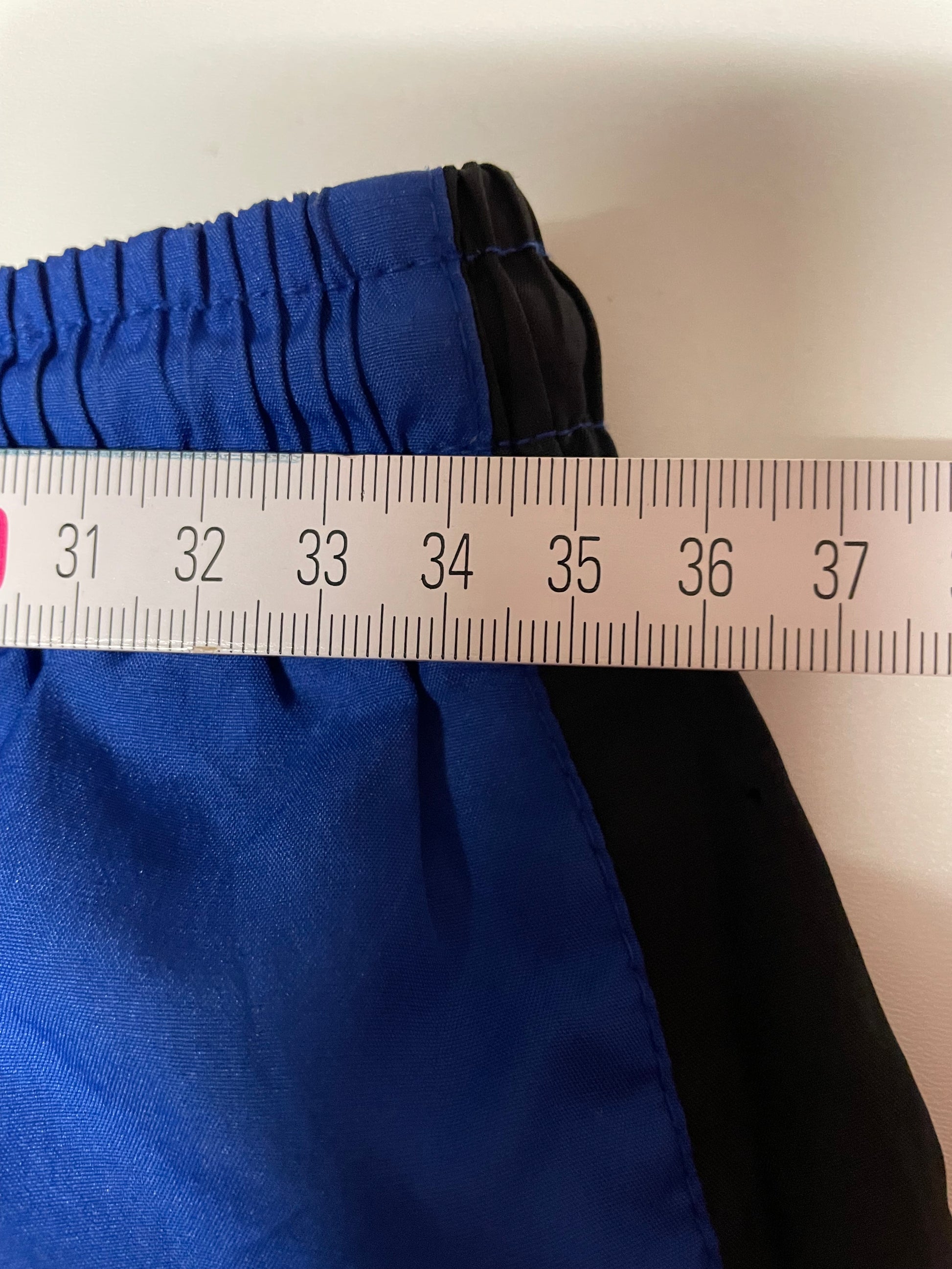 Entdecke unsere Vintage Track Pants von Nike und anderen Marken, erhältlich bei Valuxery.de - Dein Shop für trendige Vintage - Kleidung. Unsere Track Pants sind aus hochwertigen Materialien und