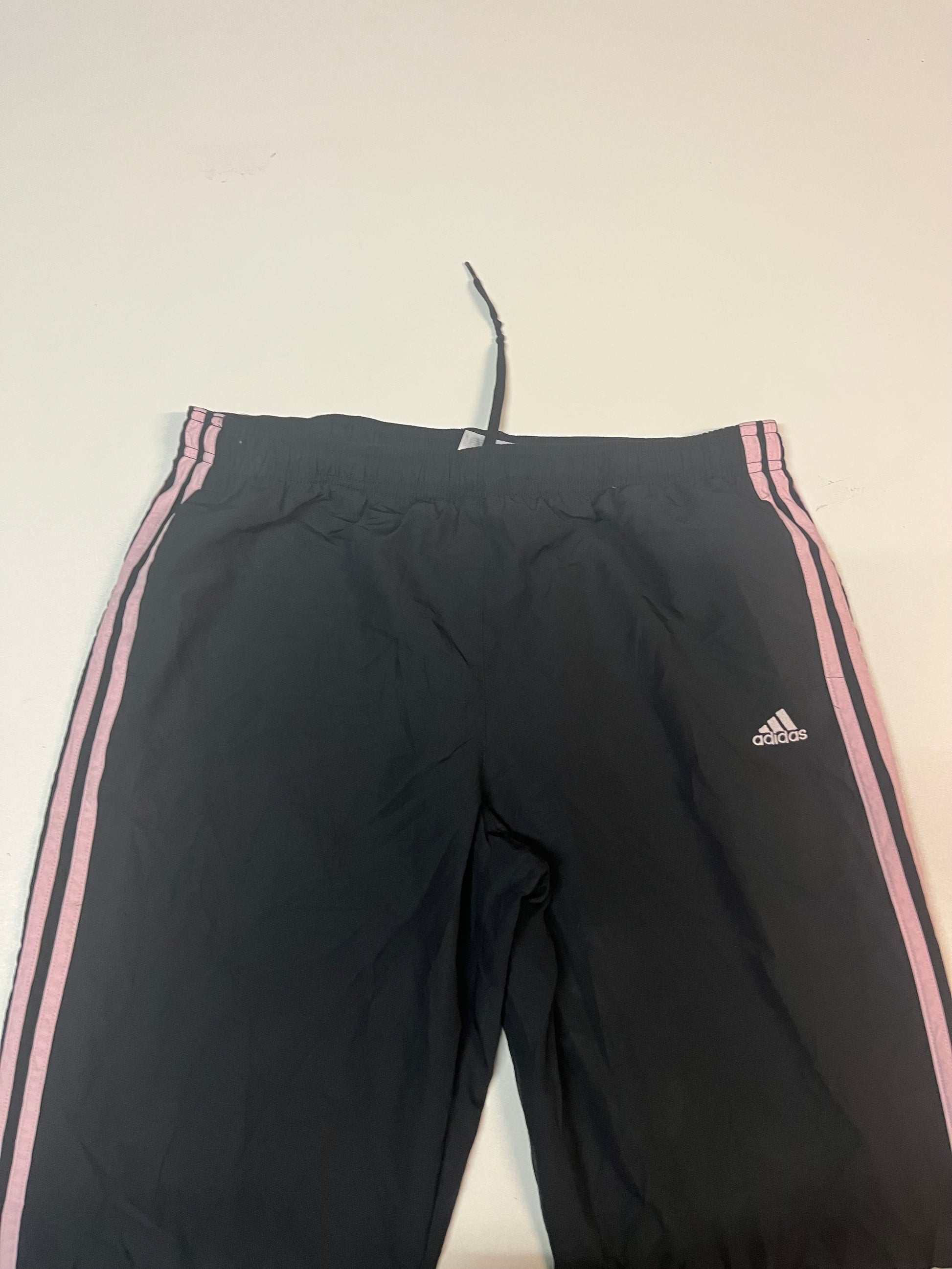 Entdecke unsere Vintage Track Pants von Nike und anderen Marken, erhältlich bei Valuxery.de - Dein Shop für trendige Vintage - Kleidung. Unsere Track Pants sind aus hochwertigen Materialien und