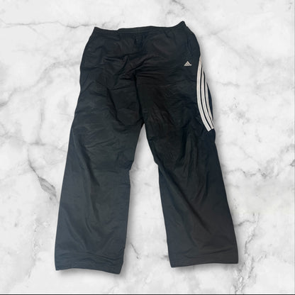 Entdecke unsere Vintage Track Pants von Nike und anderen Marken, erhältlich bei Valuxery.de - Dein Shop für trendige Vintage - Kleidung. Unsere Track Pants sind aus hochwertigen Materialien und