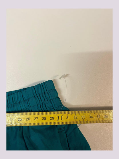 Entdecke unsere Vintage Track Pants von Nike und anderen Marken, erhältlich bei Valuxery.de - Dein Shop für trendige Vintage - Kleidung. Unsere Track Pants sind aus hochwertigen Materialien und