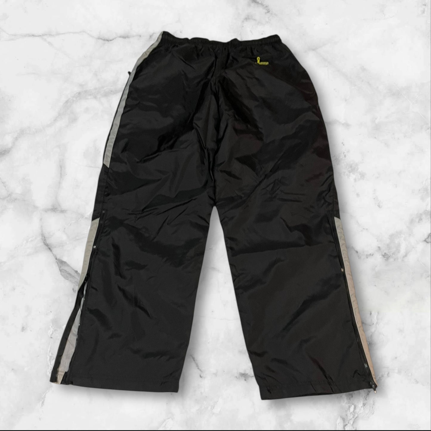 Entdecke unsere Vintage Track Pants von Nike und anderen Marken, erhältlich bei Valuxery.de - Dein Shop für trendige Vintage - Kleidung. Unsere Track Pants sind aus hochwertigen Materialien und