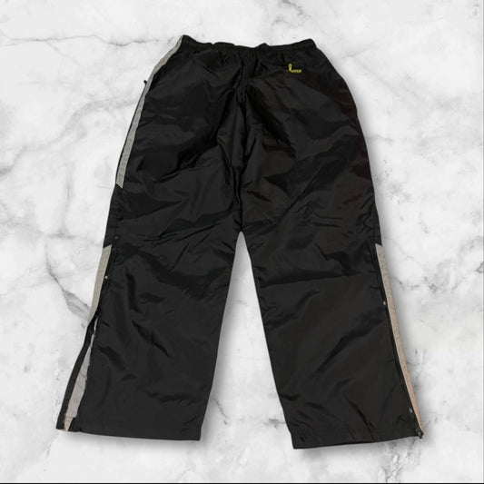 Entdecke unsere Vintage Track Pants von Nike und anderen Marken, erhältlich bei Valuxery.de - Dein Shop für trendige Vintage - Kleidung. Unsere Track Pants sind aus hochwertigen Materialien und