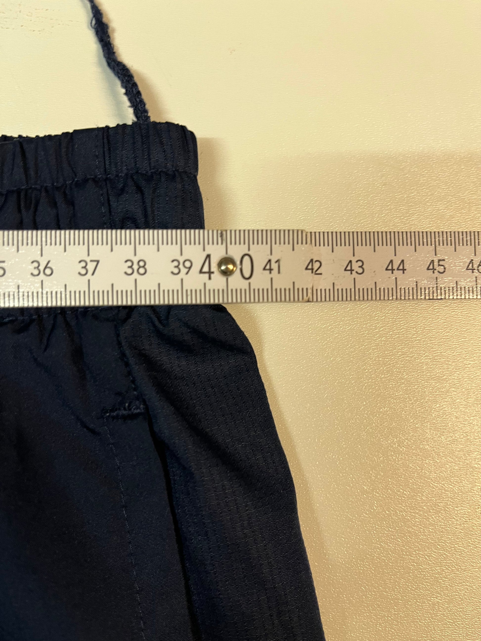 Entdecke unsere Vintage Track Pants von Nike und anderen Marken, erhältlich bei Valuxery.de - Dein Shop für trendige Vintage - Kleidung. Unsere Track Pants sind aus hochwertigen Materialien und