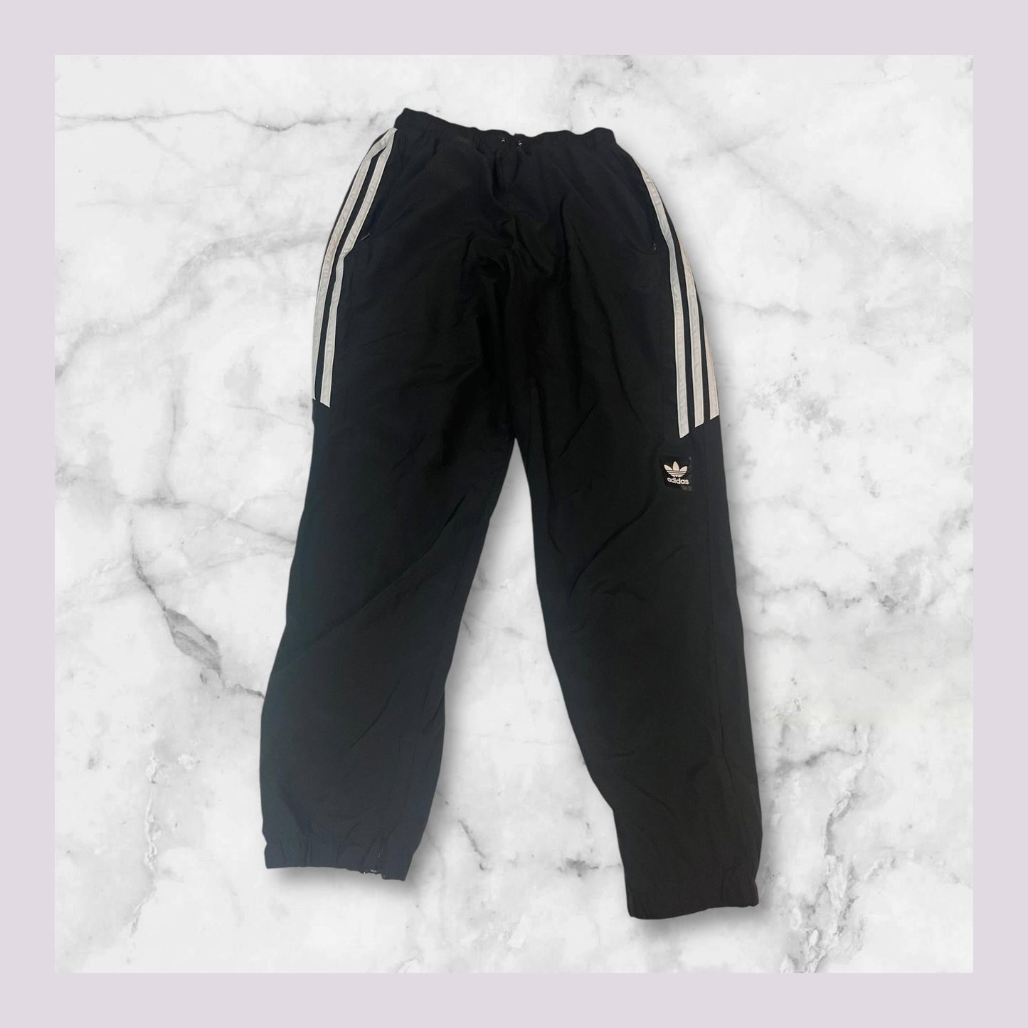 Entdecke unsere Vintage Track Pants von Nike und anderen Marken, erhältlich bei Valuxery.de - Dein Shop für trendige Vintage - Kleidung. Unsere Track Pants sind aus hochwertigen Materialien und
