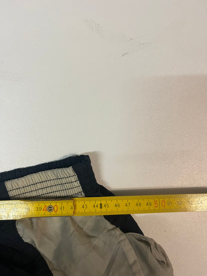 Entdecke unsere Vintage Track Pants von Nike und anderen Marken, erhältlich bei Valuxery.de - Dein Shop für trendige Vintage - Kleidung. Unsere Track Pants sind aus hochwertigen Materialien und