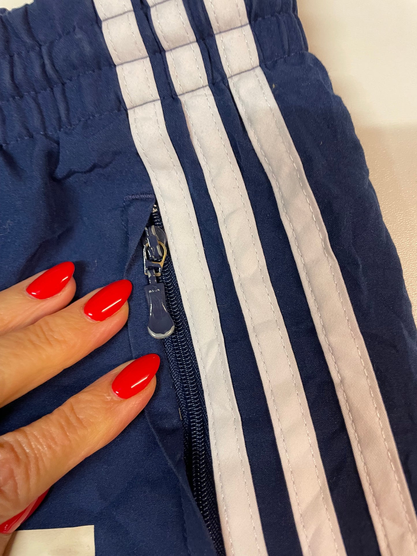 Entdecke unsere Vintage Track Pants von Nike und anderen Marken, erhältlich bei Valuxery.de - Dein Shop für trendige Vintage - Kleidung. Unsere Track Pants sind aus hochwertigen Materialien und