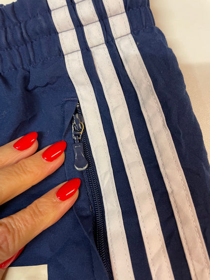 Entdecke unsere Vintage Track Pants von Nike und anderen Marken, erhältlich bei Valuxery.de - Dein Shop für trendige Vintage - Kleidung. Unsere Track Pants sind aus hochwertigen Materialien und