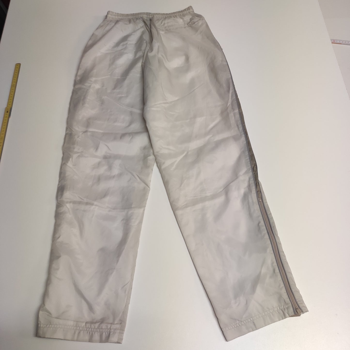 Entdecke unsere Vintage Track Pants von Nike und anderen Marken, erhältlich bei Valuxery.de - Dein Shop für trendige Vintage - Kleidung. Unsere Track Pants sind aus hochwertigen Materialien und
