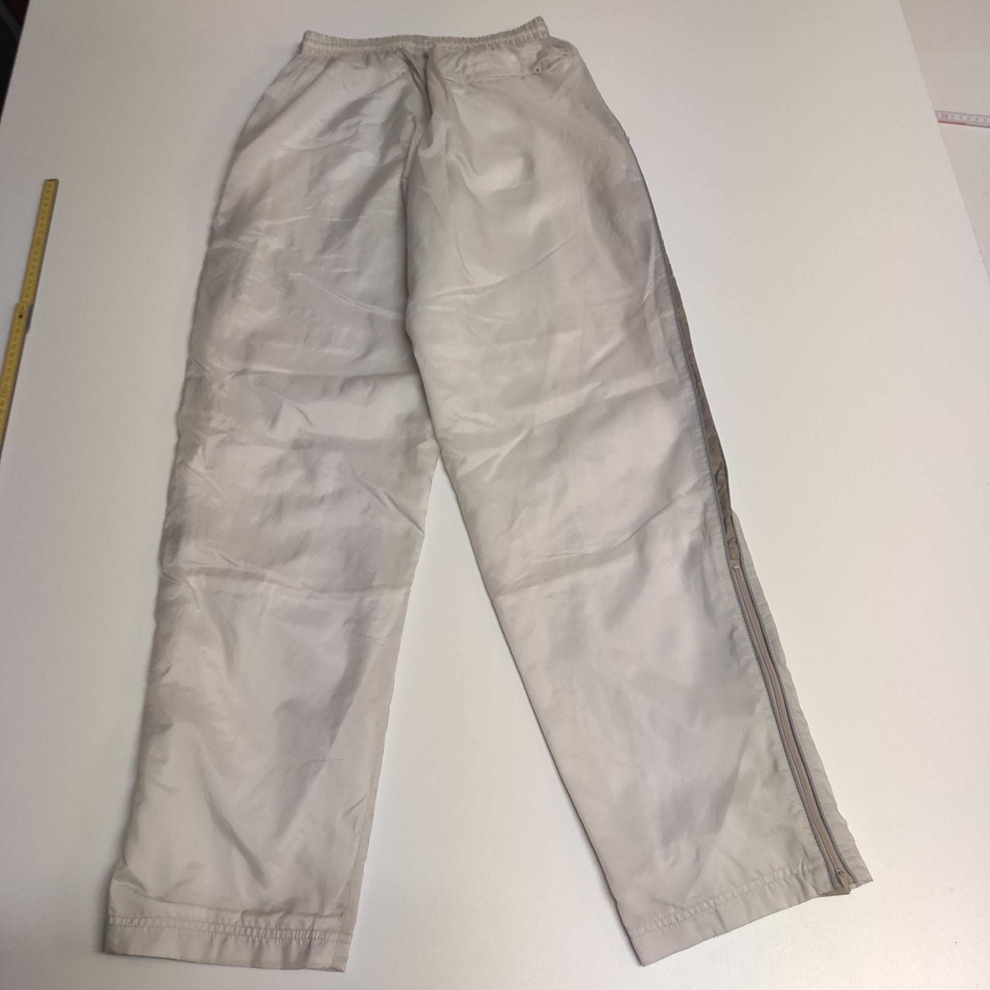 Entdecke unsere Vintage Track Pants von Nike und anderen Marken, erhältlich bei Valuxery.de - Dein Shop für trendige Vintage - Kleidung. Unsere Track Pants sind aus hochwertigen Materialien und