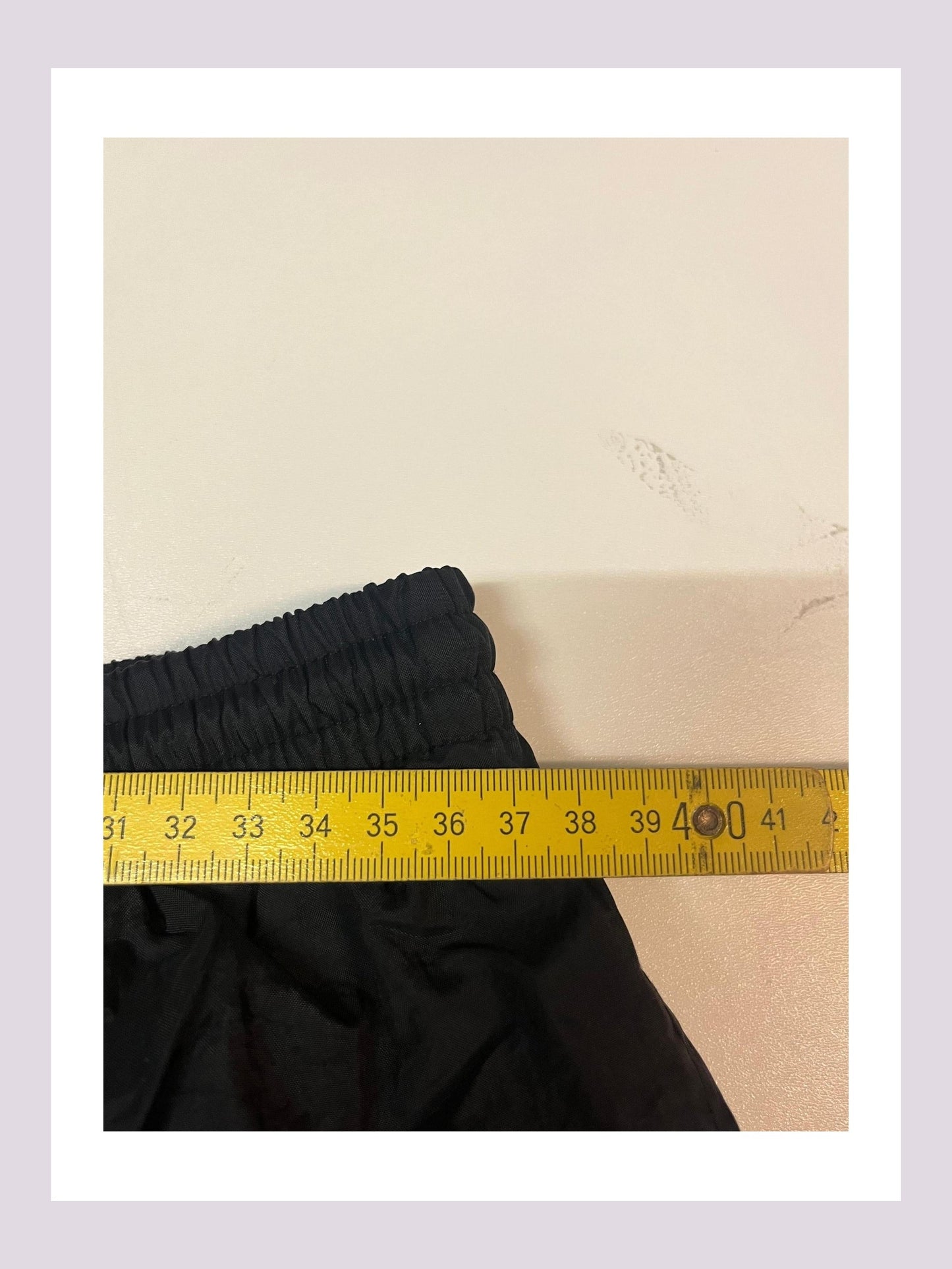 Entdecke unsere Vintage Track Pants von Nike und anderen Marken, erhältlich bei Valuxery.de - Dein Shop für trendige Vintage - Kleidung. Unsere Track Pants sind aus hochwertigen Materialien und