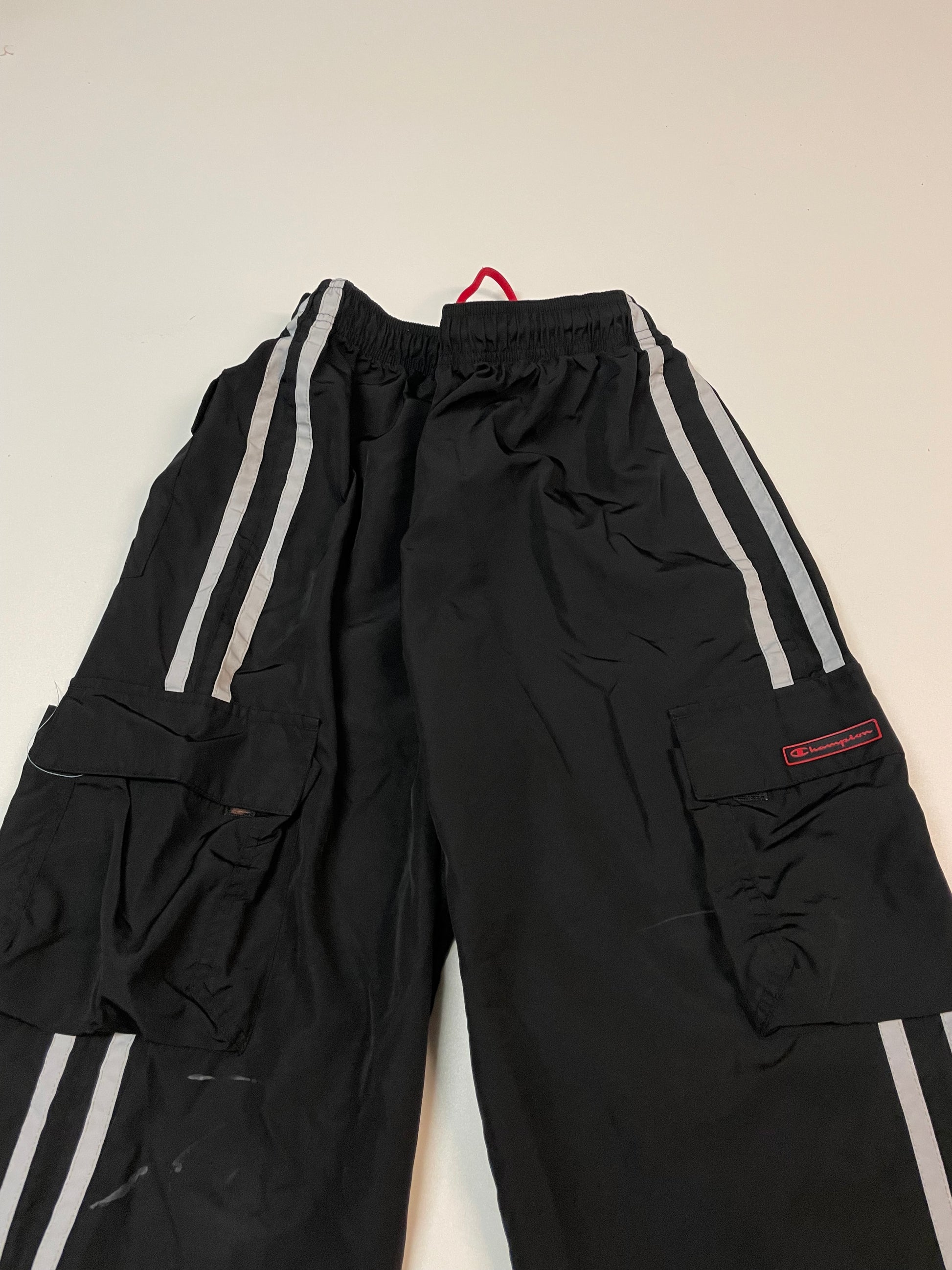 Entdecke unsere Vintage Track Pants von Nike und anderen Marken, erhältlich bei Valuxery.de - Dein Shop für trendige Vintage - Kleidung. Unsere Track Pants sind aus hochwertigen Materialien und