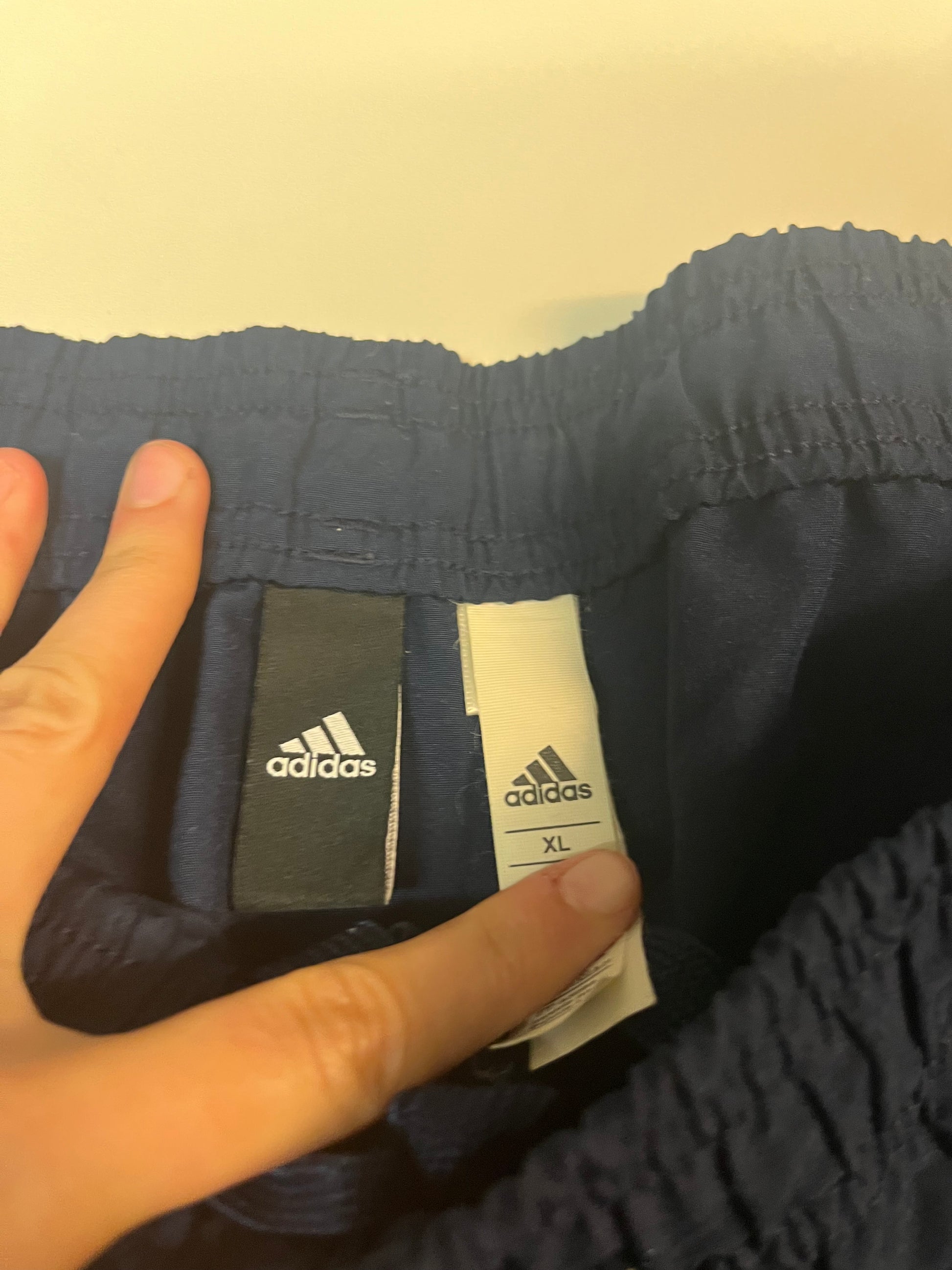 Entdecke unsere Vintage Track Pants von Nike und anderen Marken, erhältlich bei Valuxery.de - Dein Shop für trendige Vintage - Kleidung. Unsere Track Pants sind aus hochwertigen Materialien und