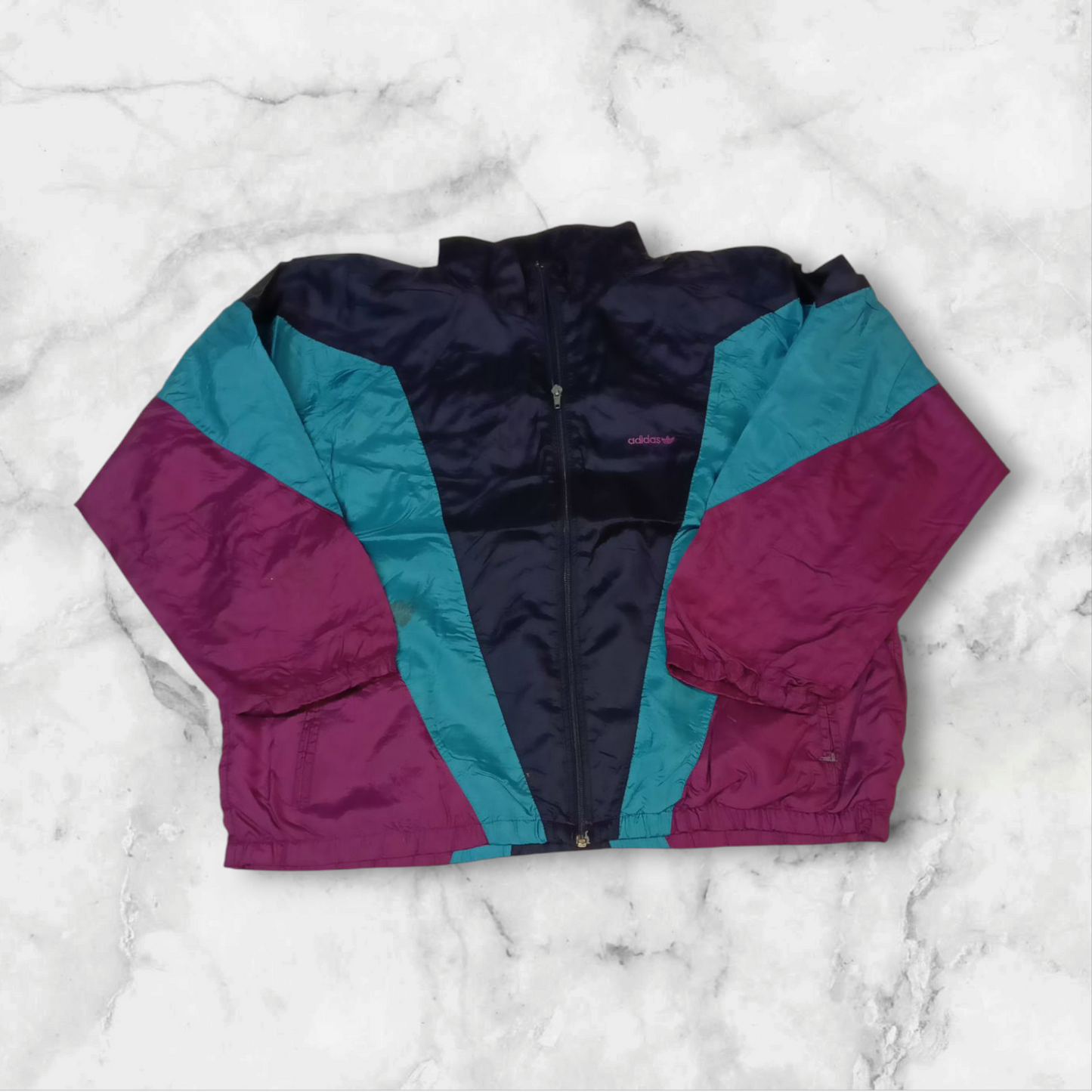 Entdecke unsere Vintage Track Pants von Nike und anderen Marken, erhältlich bei Valuxery.de - Dein Shop für trendige Vintage - Kleidung. Unsere Track Pants sind aus hochwertigen Materialien und