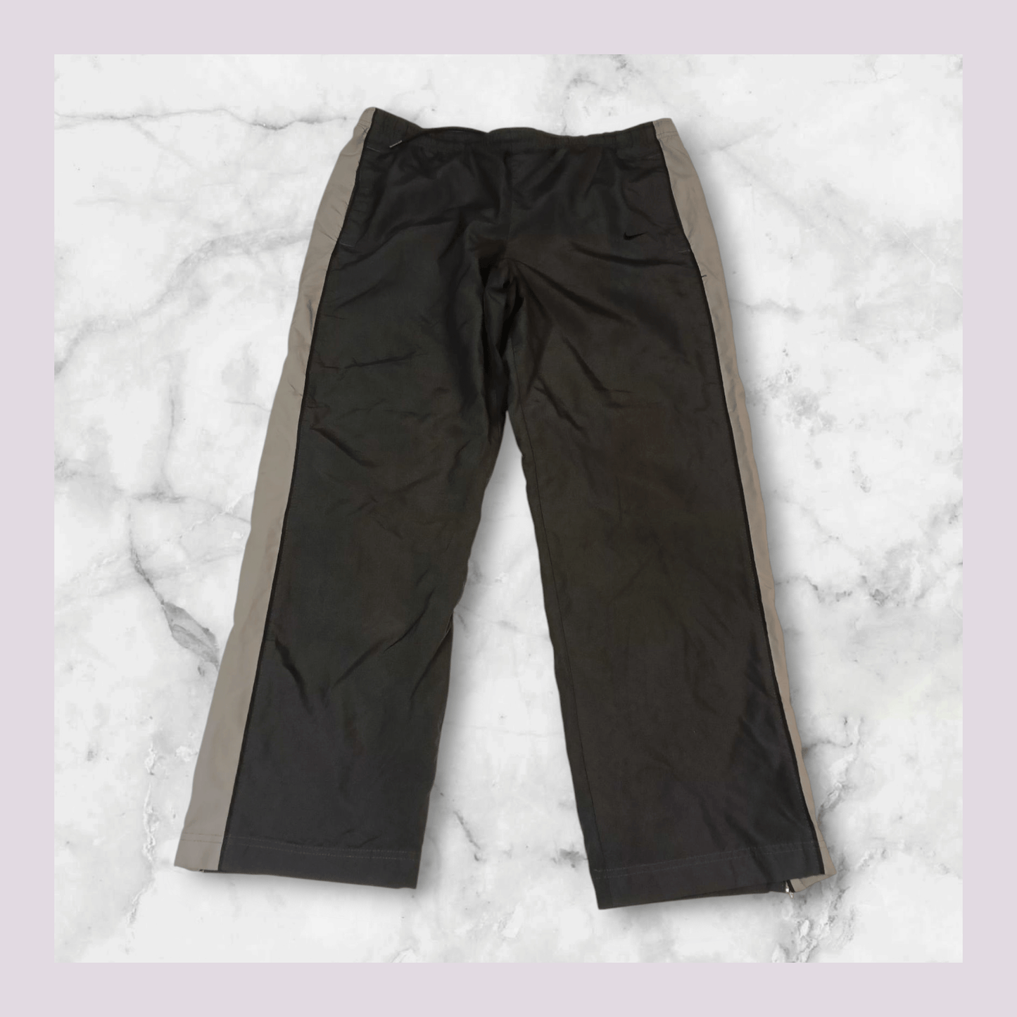 Entdecke unsere Vintage Track Pants von Nike und anderen Marken, erhältlich bei Valuxery.de - Dein Shop für trendige Vintage - Kleidung. Unsere Track Pants sind aus hochwertigen Materialien und