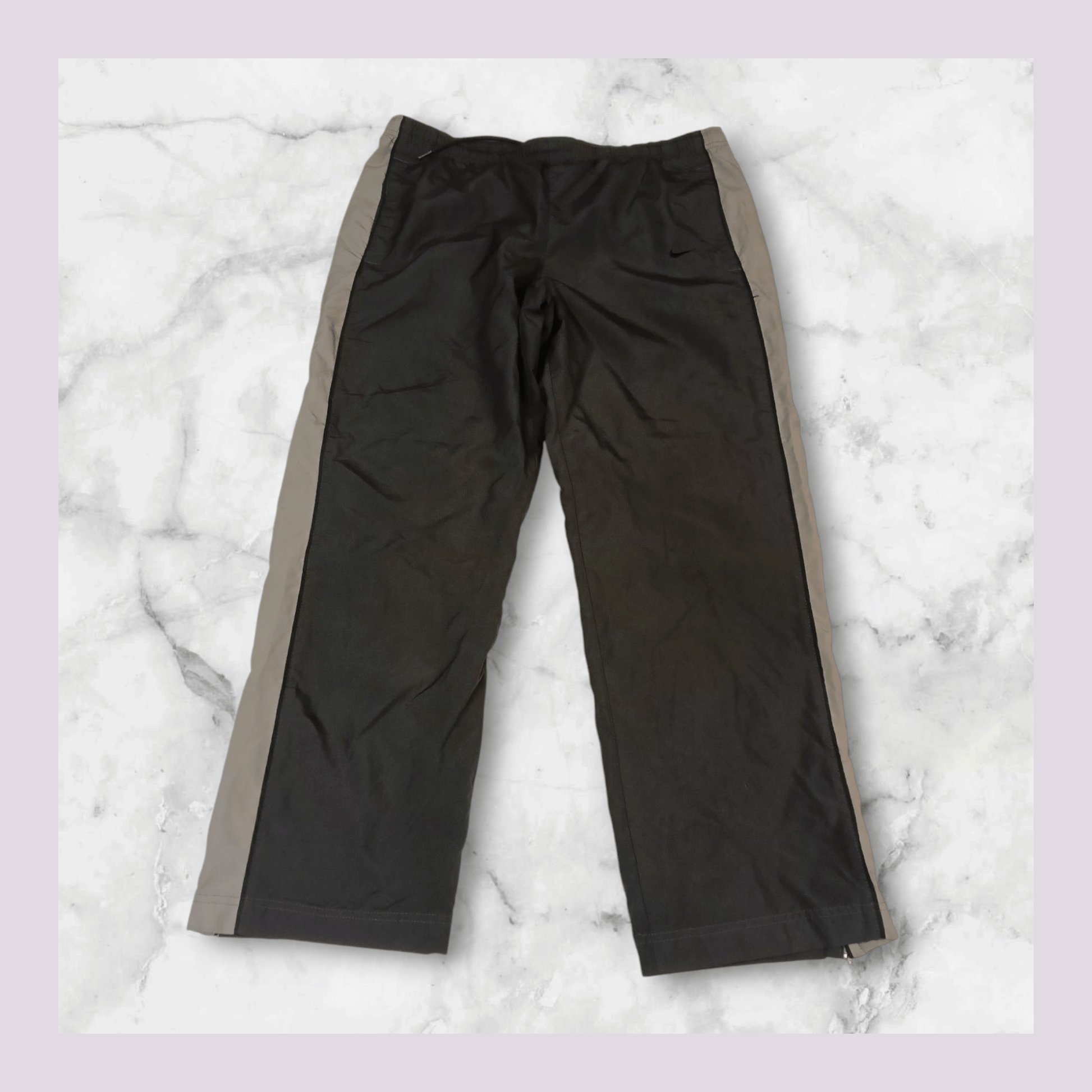 Entdecke unsere Vintage Track Pants von Nike und anderen Marken, erhältlich bei Valuxery.de - Dein Shop für trendige Vintage - Kleidung. Unsere Track Pants sind aus hochwertigen Materialien und