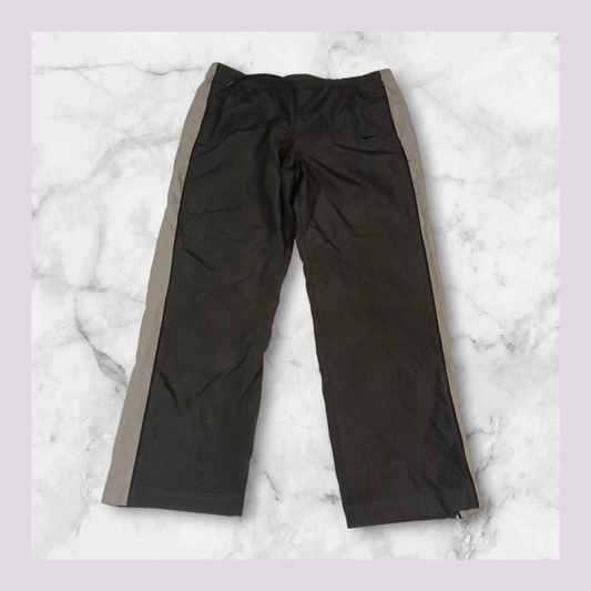 Entdecke unsere Vintage Track Pants von Nike und anderen Marken, erhältlich bei Valuxery.de - Dein Shop für trendige Vintage - Kleidung. Unsere Track Pants sind aus hochwertigen Materialien und