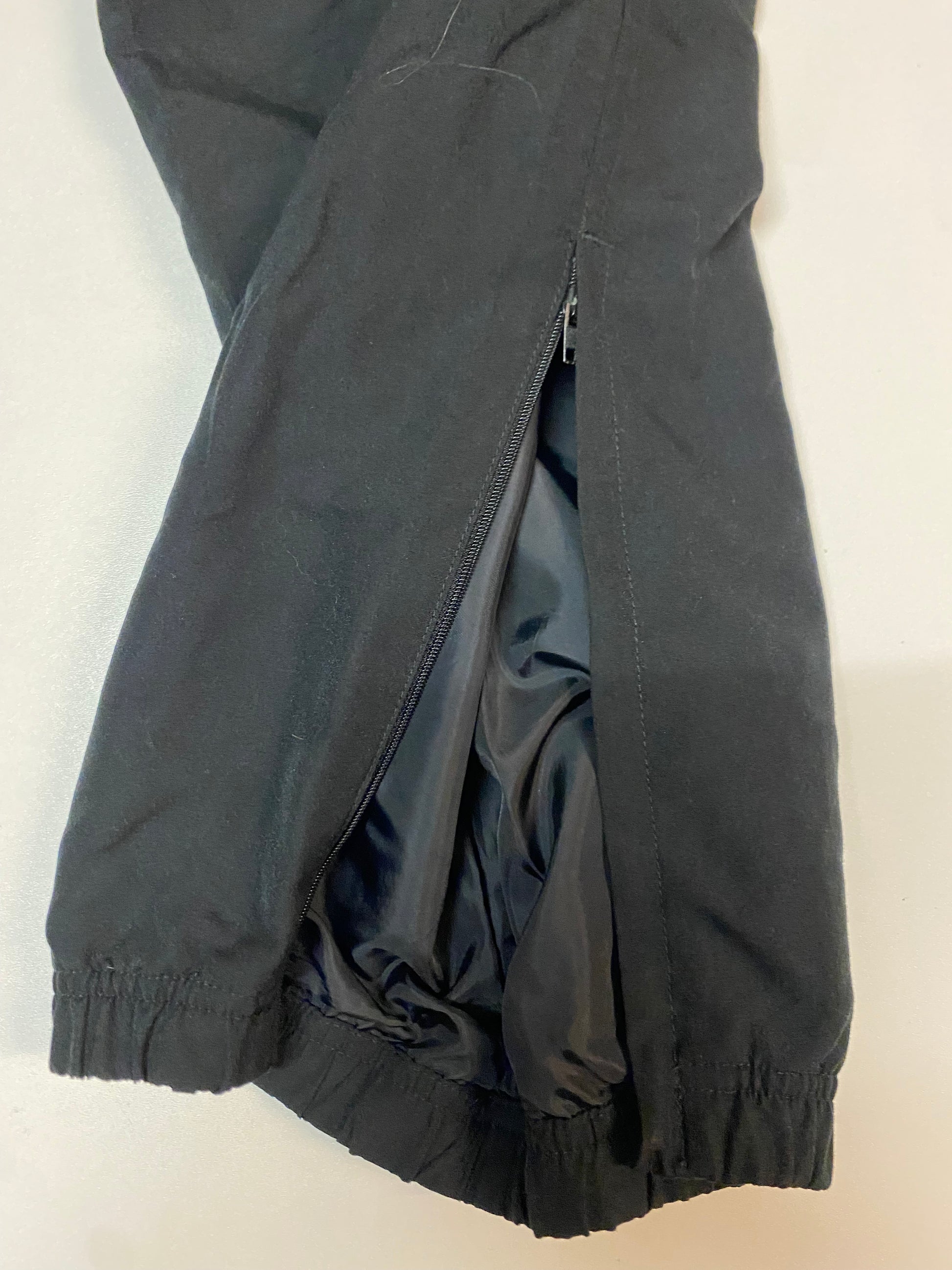 Entdecke unsere Vintage Track Pants von Nike und anderen Marken, erhältlich bei Valuxery.de - Dein Shop für trendige Vintage - Kleidung. Unsere Track Pants sind aus hochwertigen Materialien und