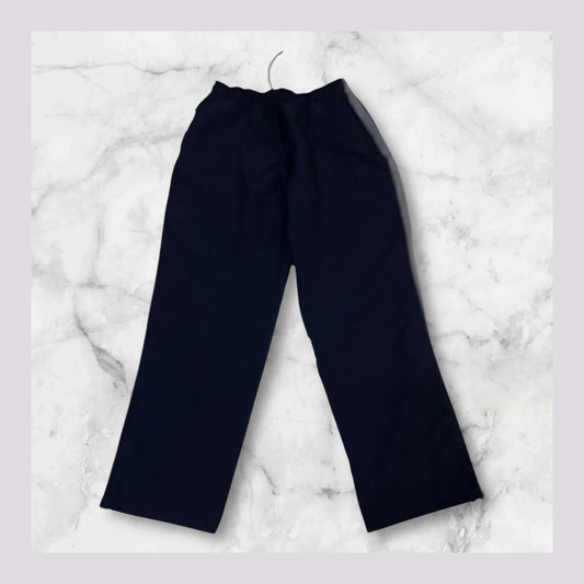 Entdecke unsere Vintage Track Pants von Nike und anderen Marken, erhältlich bei Valuxery.de - Dein Shop für trendige Vintage - Kleidung. Unsere Track Pants sind aus hochwertigen Materialien und