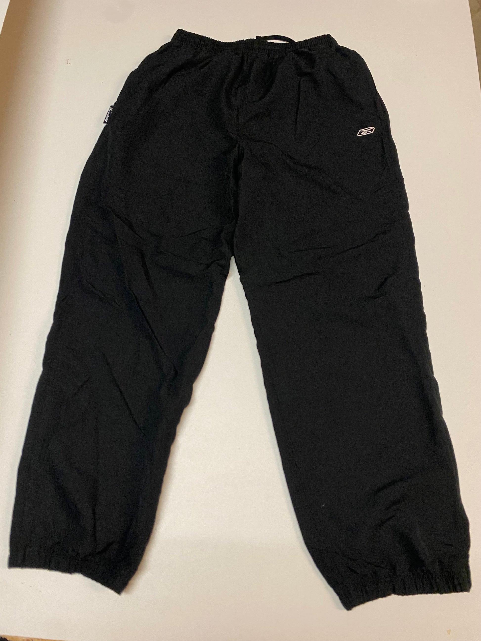 Entdecke unsere Vintage Track Pants von Nike und anderen Marken, erhältlich bei Valuxery.de - Dein Shop für trendige Vintage - Kleidung. Unsere Track Pants sind aus hochwertigen Materialien und