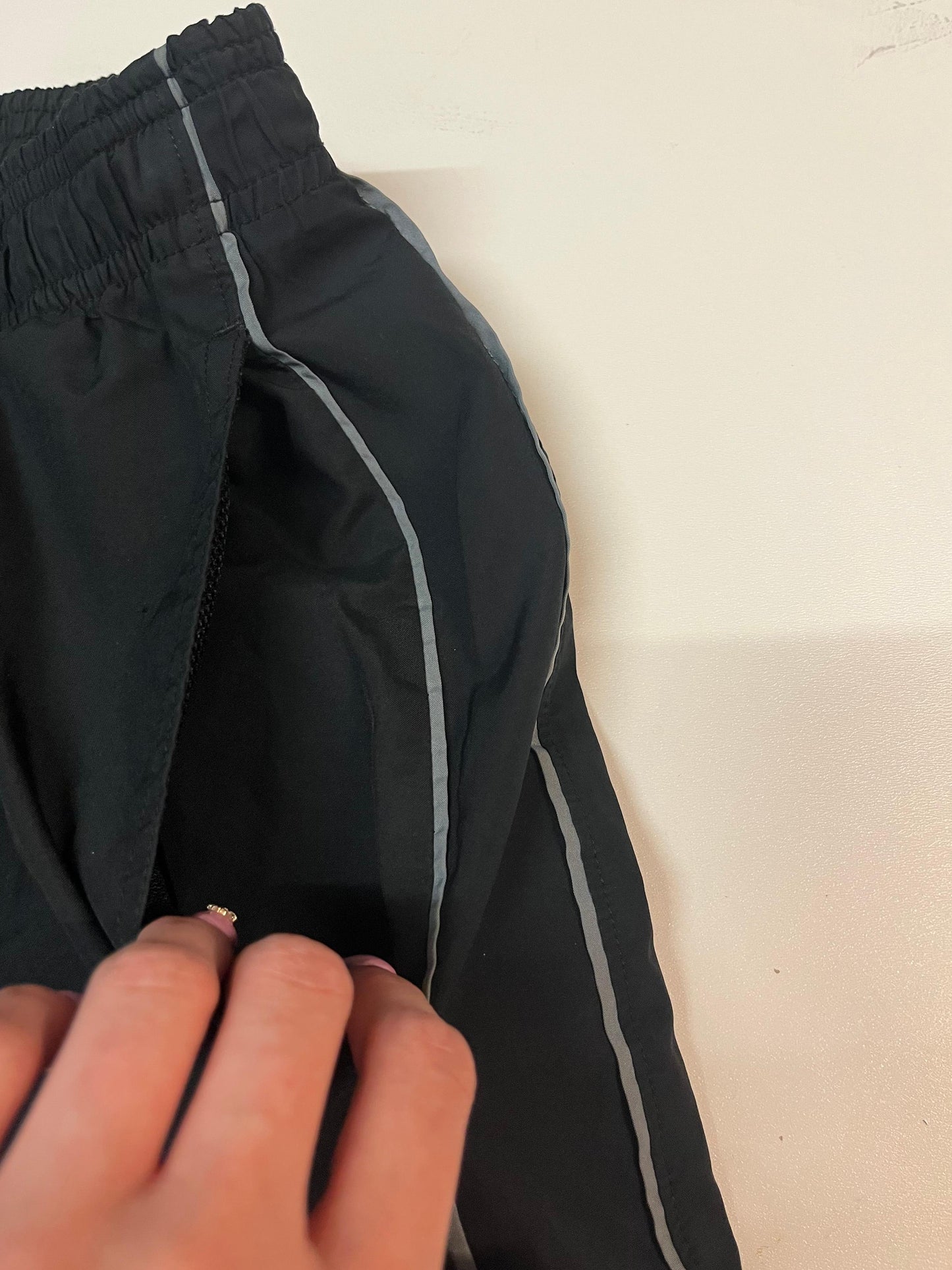 Entdecke unsere Vintage Track Pants von Nike und anderen Marken, erhältlich bei Valuxery.de - Dein Shop für trendige Vintage - Kleidung. Unsere Track Pants sind aus hochwertigen Materialien und