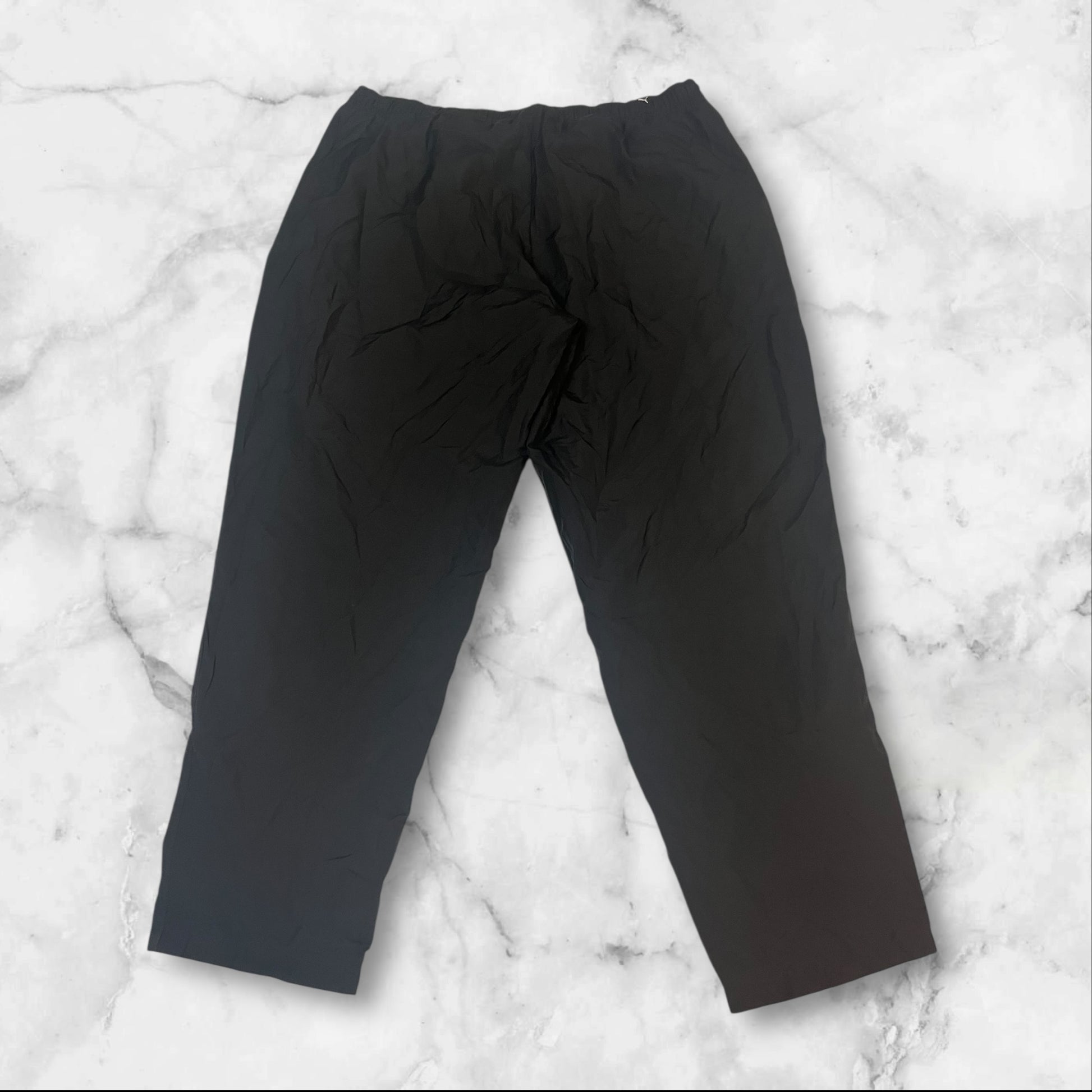 Entdecke unsere Vintage Track Pants von Nike und anderen Marken, erhältlich bei Valuxery.de - Dein Shop für trendige Vintage - Kleidung. Unsere Track Pants sind aus hochwertigen Materialien und