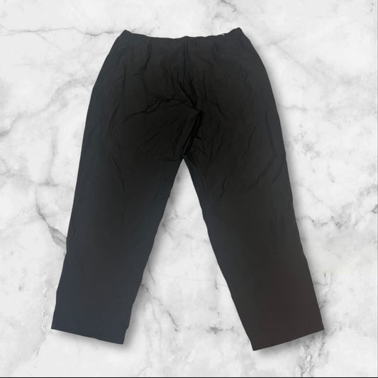 Entdecke unsere Vintage Track Pants von Nike und anderen Marken, erhältlich bei Valuxery.de - Dein Shop für trendige Vintage - Kleidung. Unsere Track Pants sind aus hochwertigen Materialien und