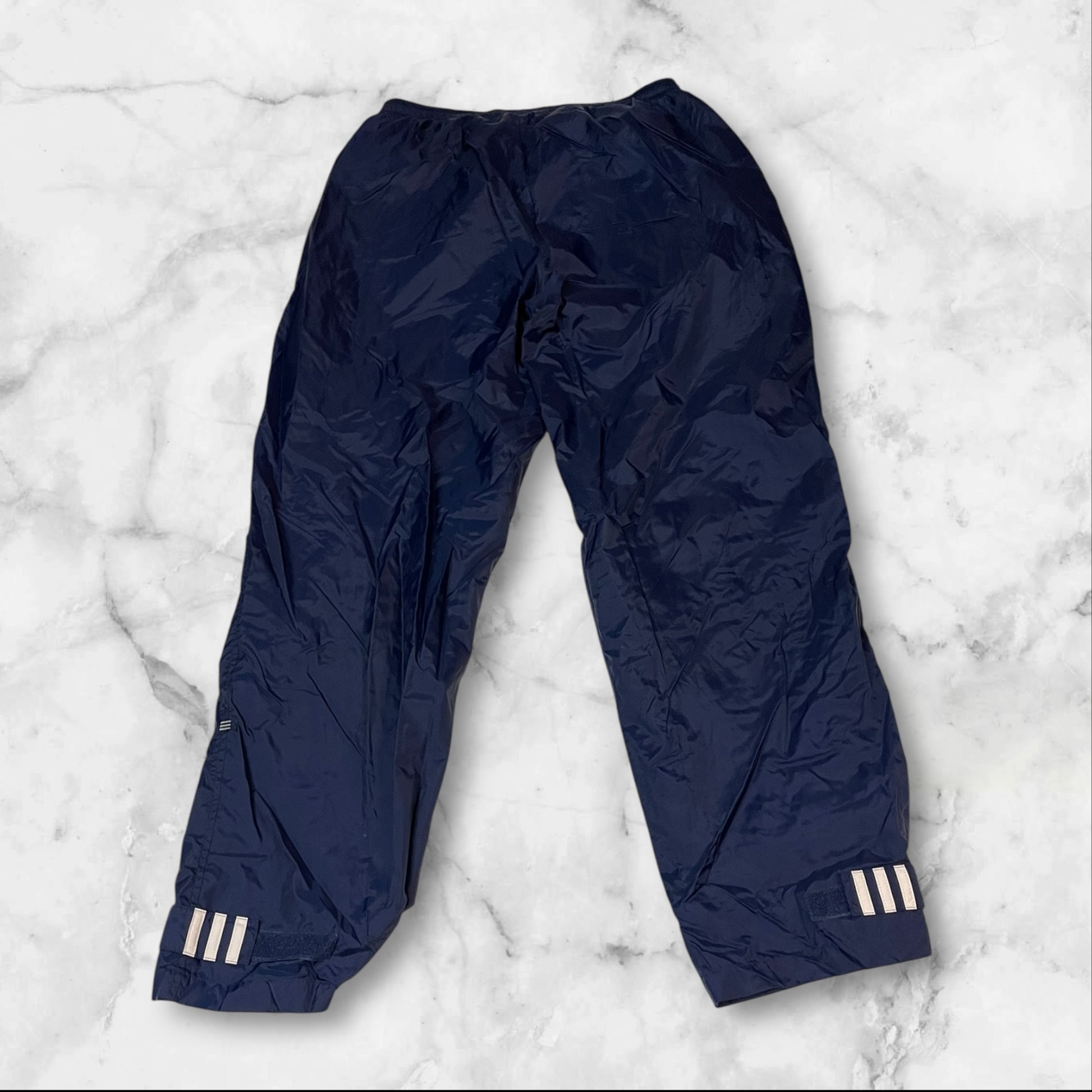 Entdecke unsere Vintage Track Pants von Nike und anderen Marken, erhältlich bei Valuxery.de - Dein Shop für trendige Vintage - Kleidung. Unsere Track Pants sind aus hochwertigen Materialien und