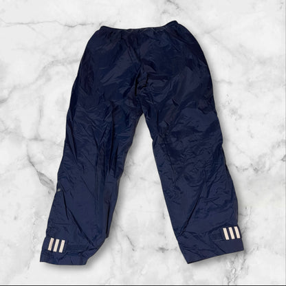 Entdecke unsere Vintage Track Pants von Nike und anderen Marken, erhältlich bei Valuxery.de - Dein Shop für trendige Vintage - Kleidung. Unsere Track Pants sind aus hochwertigen Materialien und