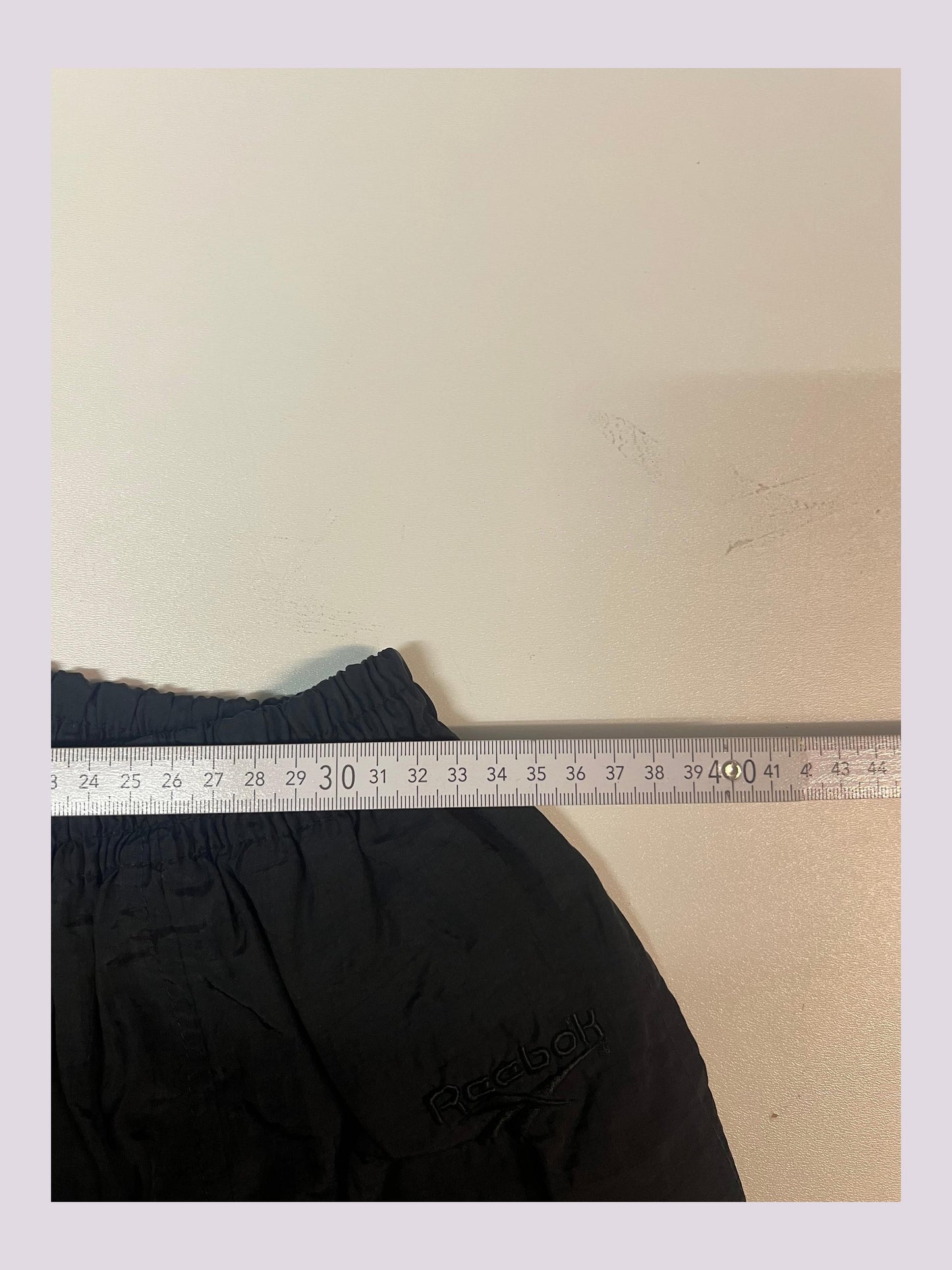 Entdecke unsere Vintage Track Pants von Nike und anderen Marken, erhältlich bei Valuxery.de - Dein Shop für trendige Vintage - Kleidung. Unsere Track Pants sind aus hochwertigen Materialien und