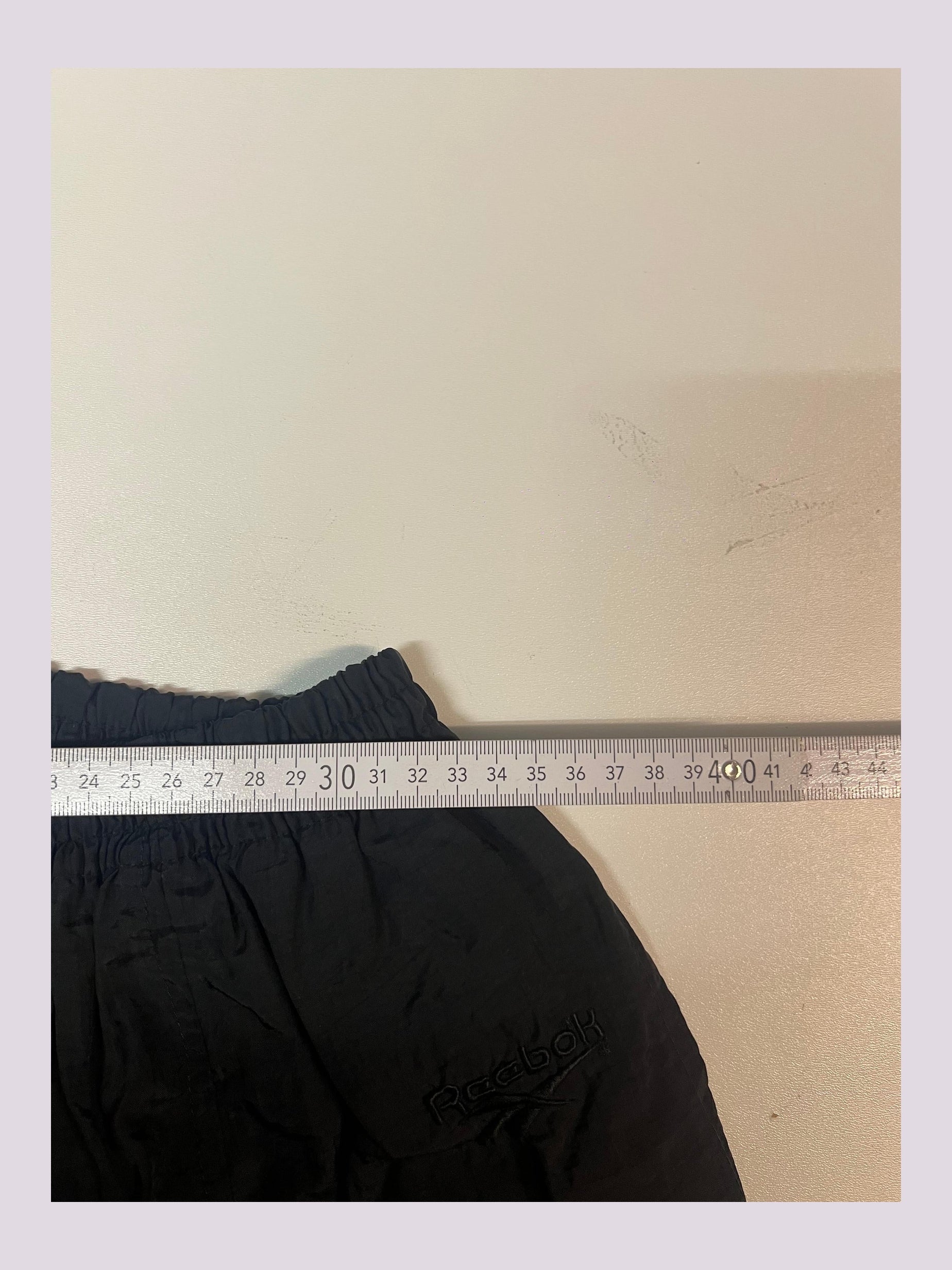 Entdecke unsere Vintage Track Pants von Nike und anderen Marken, erhältlich bei Valuxery.de - Dein Shop für trendige Vintage - Kleidung. Unsere Track Pants sind aus hochwertigen Materialien und