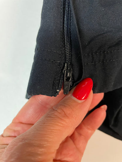 Entdecke unsere Vintage Track Pants von Nike und anderen Marken, erhältlich bei Valuxery.de - Dein Shop für trendige Vintage - Kleidung. Unsere Track Pants sind aus hochwertigen Materialien und