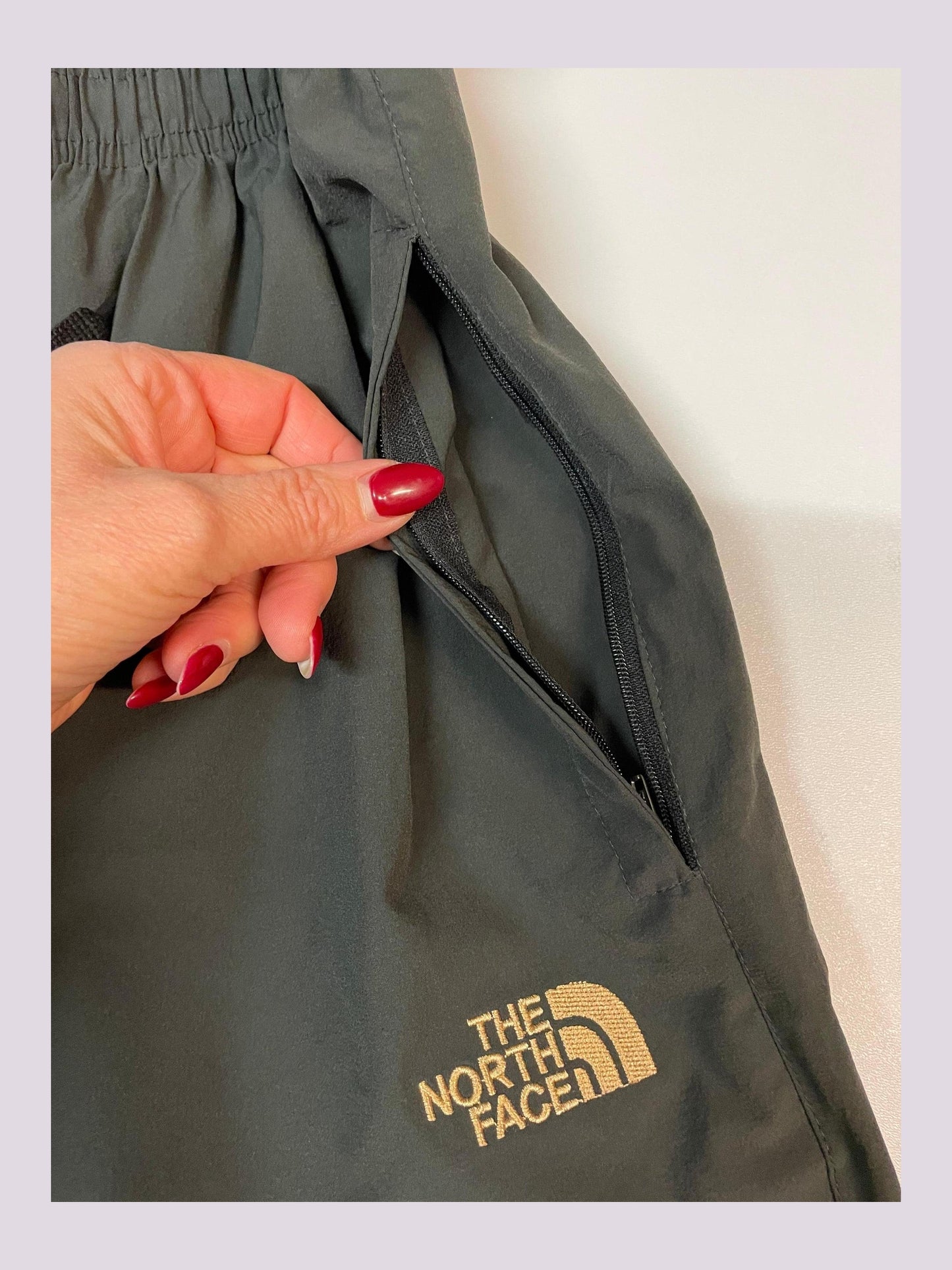 Entdecke unsere Vintage Track Pants von Nike und anderen Marken, erhältlich bei Valuxery.de - Dein Shop für trendige Vintage - Kleidung. Unsere Track Pants sind aus hochwertigen Materialien und