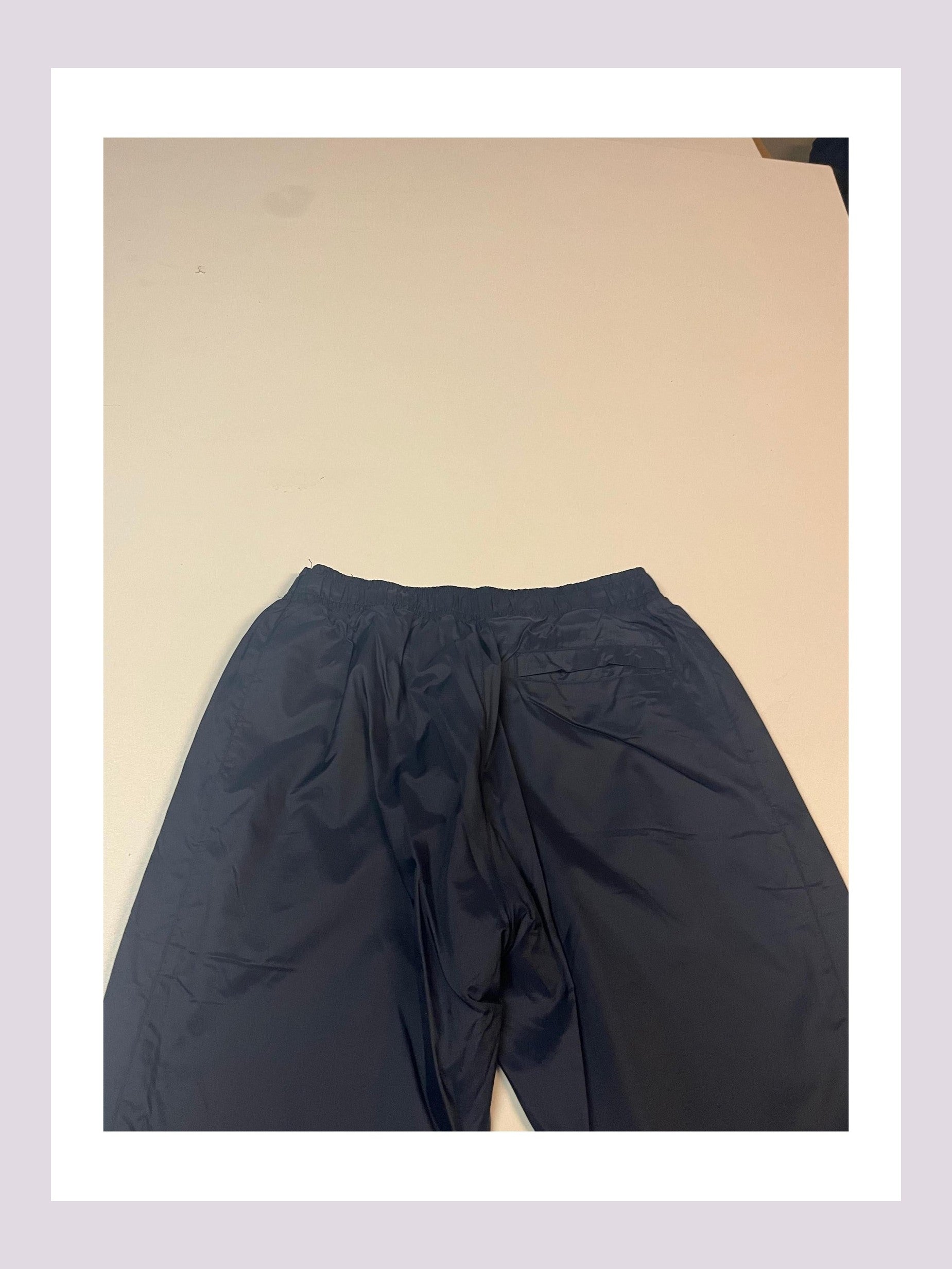 Entdecke unsere Vintage Track Pants von Nike und anderen Marken, erhältlich bei Valuxery.de - Dein Shop für trendige Vintage - Kleidung. Unsere Track Pants sind aus hochwertigen Materialien und