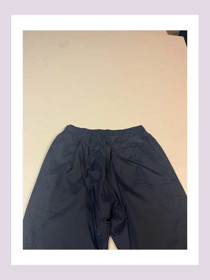 Entdecke unsere Vintage Track Pants von Nike und anderen Marken, erhältlich bei Valuxery.de - Dein Shop für trendige Vintage - Kleidung. Unsere Track Pants sind aus hochwertigen Materialien und