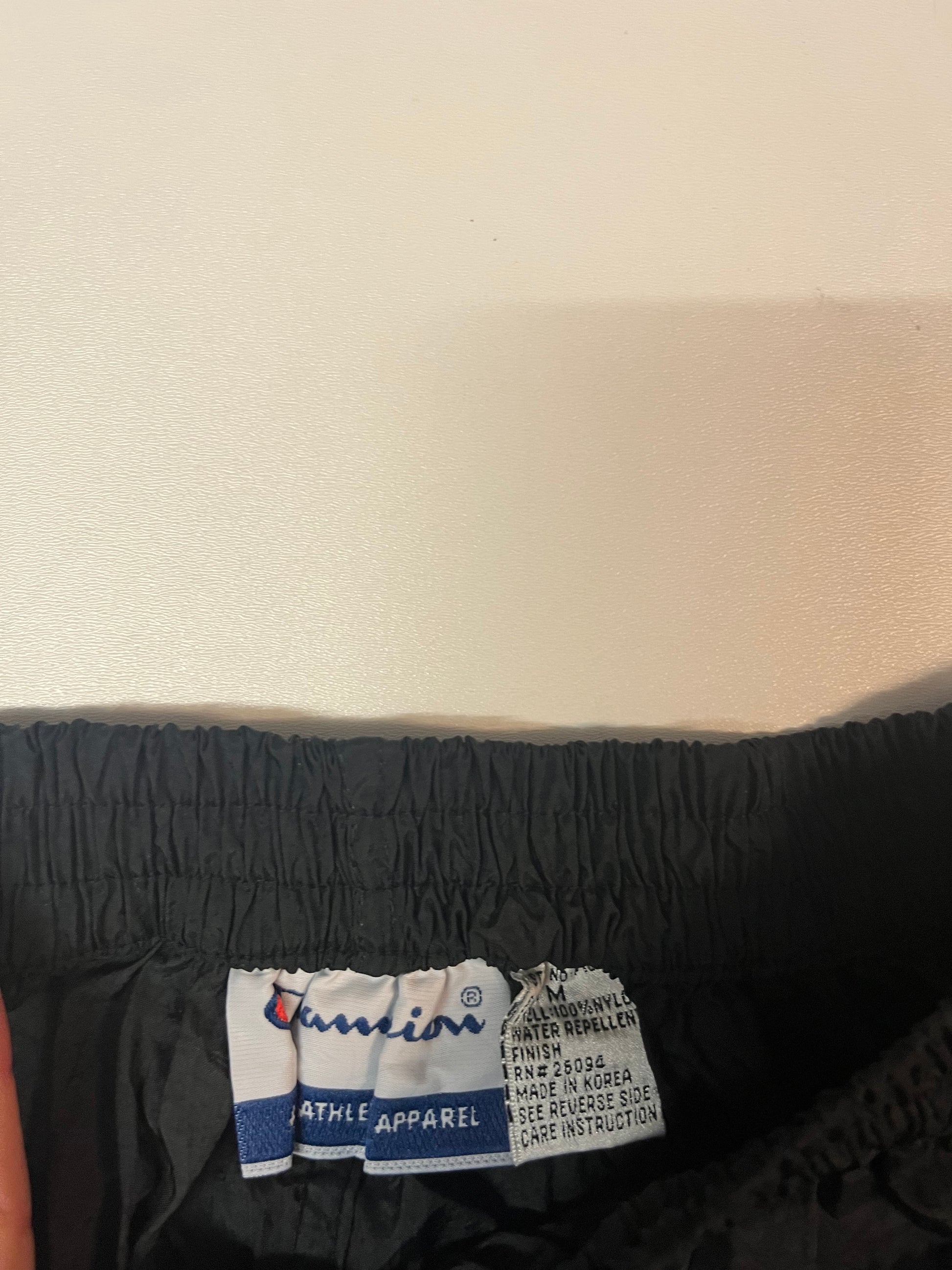 Entdecke unsere Vintage Track Pants von Nike und anderen Marken, erhältlich bei Valuxery.de - Dein Shop für trendige Vintage - Kleidung. Unsere Track Pants sind aus hochwertigen Materialien und