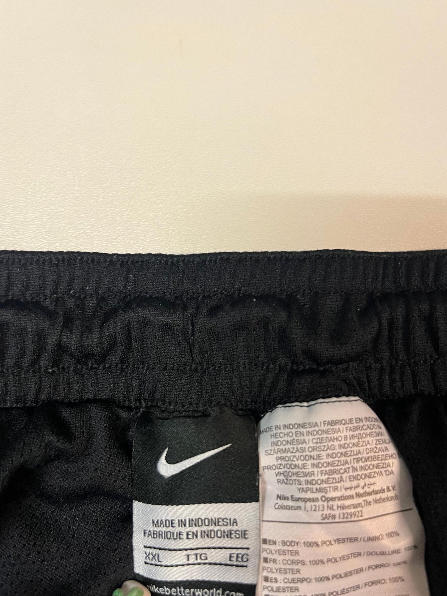 Entdecke unsere Vintage Track Pants von Nike und anderen Marken, erhältlich bei Valuxery.de - Dein Shop für trendige Vintage - Kleidung. Unsere Track Pants sind aus hochwertigen Materialien und