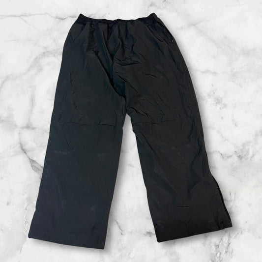 Entdecke unsere Vintage Track Pants von Nike und anderen Marken, erhältlich bei Valuxery.de - Dein Shop für trendige Vintage - Kleidung. Unsere Track Pants sind aus hochwertigen Materialien und