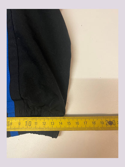 Entdecke unsere Vintage Track Pants von Nike und anderen Marken, erhältlich bei Valuxery.de - Dein Shop für trendige Vintage - Kleidung. Unsere Track Pants sind aus hochwertigen Materialien und