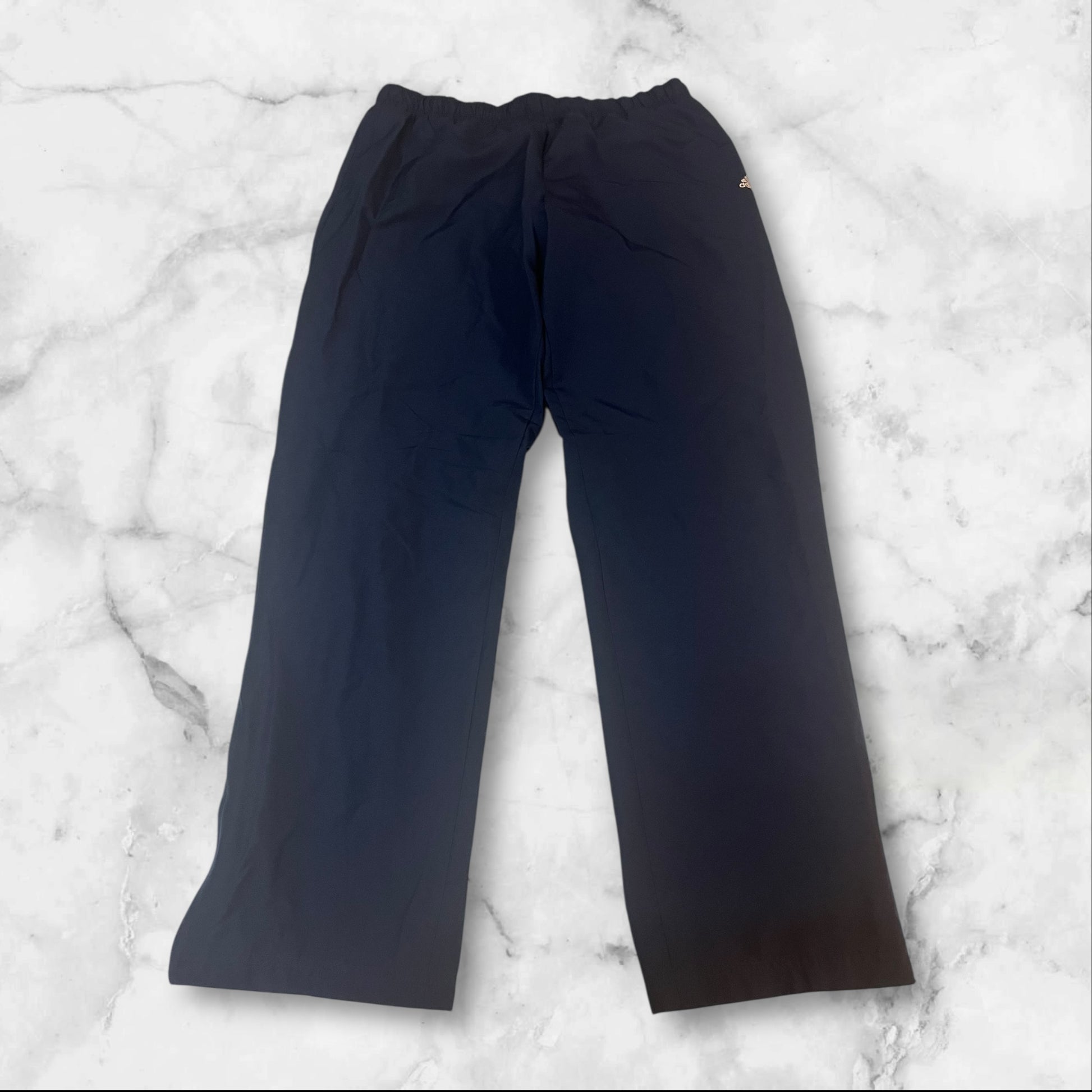 Entdecke unsere Vintage Track Pants von Nike und anderen Marken, erhältlich bei Valuxery.de - Dein Shop für trendige Vintage - Kleidung. Unsere Track Pants sind aus hochwertigen Materialien und