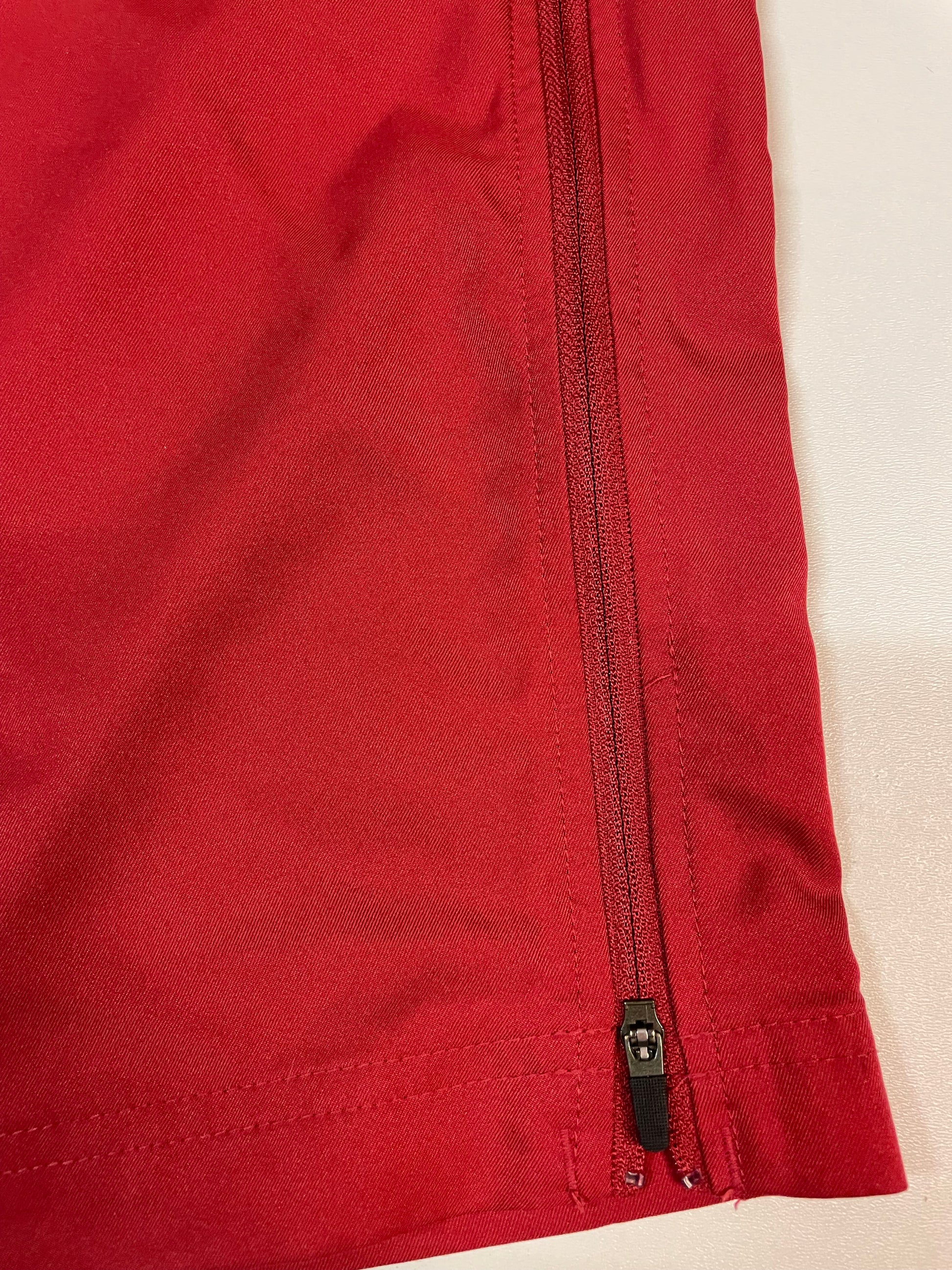 Entdecke unsere Vintage Track Pants von Nike und anderen Marken, erhältlich bei Valuxery.de - Dein Shop für trendige Vintage - Kleidung. Unsere Track Pants sind aus hochwertigen Materialien und