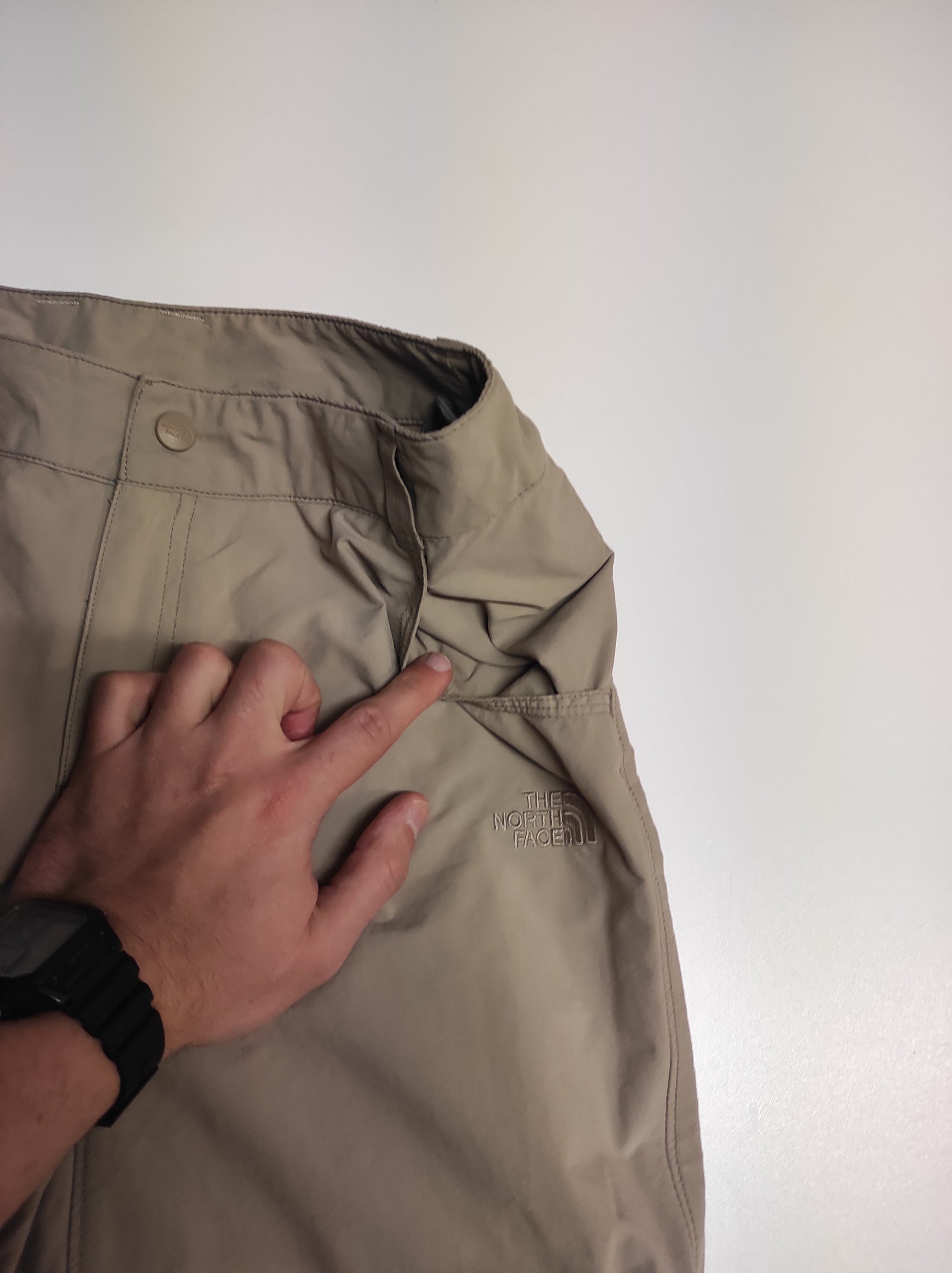 Entdecke unsere Vintage Track Pants von Nike und anderen Marken, erhältlich bei Valuxery.de - Dein Shop für trendige Vintage - Kleidung. Unsere Track Pants sind aus hochwertigen Materialien und