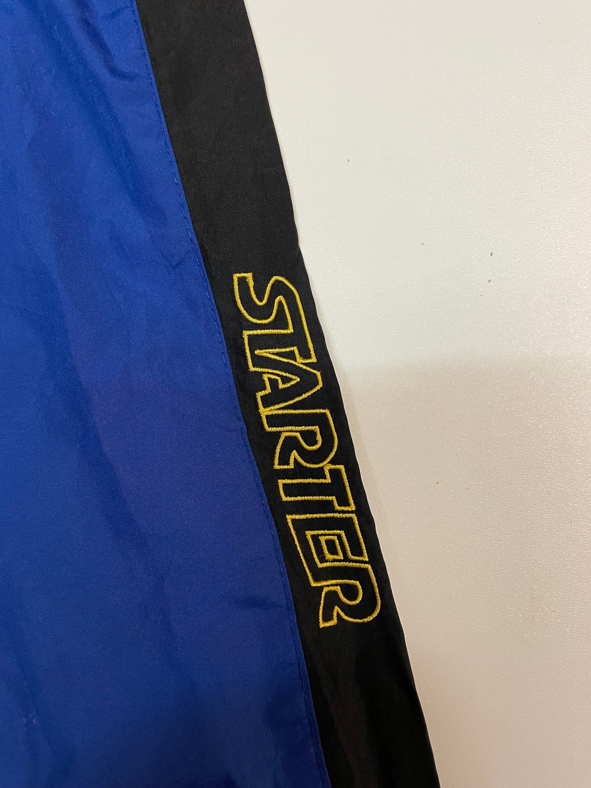 Entdecke unsere Vintage Track Pants von Nike und anderen Marken, erhältlich bei Valuxery.de - Dein Shop für trendige Vintage - Kleidung. Unsere Track Pants sind aus hochwertigen Materialien und