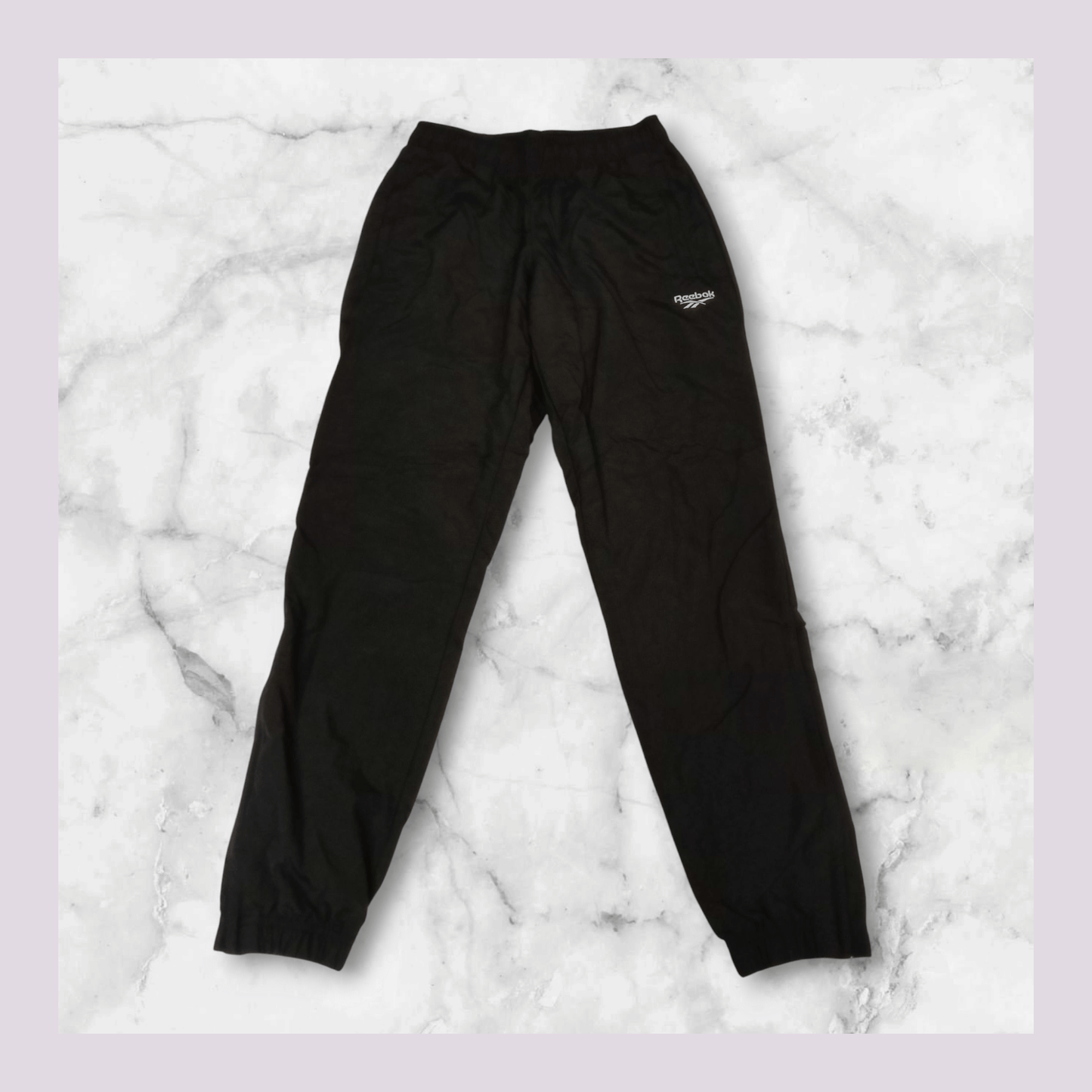 Entdecke unsere Vintage Track Pants von Nike und anderen Marken, erhältlich bei Valuxery.de - Dein Shop für trendige Vintage - Kleidung. Unsere Track Pants sind aus hochwertigen Materialien und