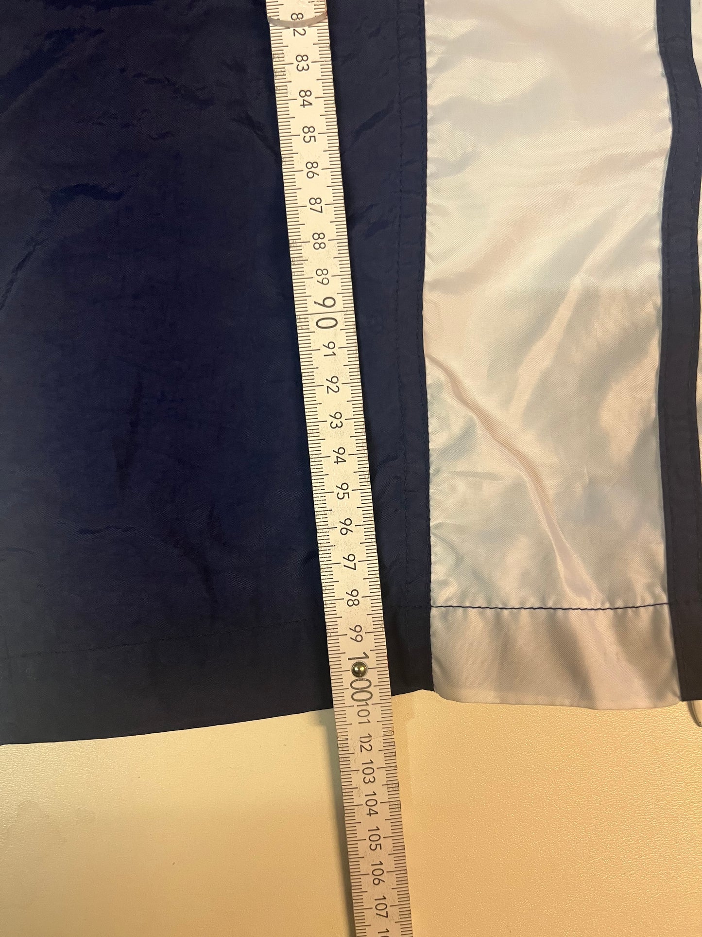 Entdecke unsere Vintage Track Pants von Nike und anderen Marken, erhältlich bei Valuxery.de - Dein Shop für trendige Vintage - Kleidung. Unsere Track Pants sind aus hochwertigen Materialien und