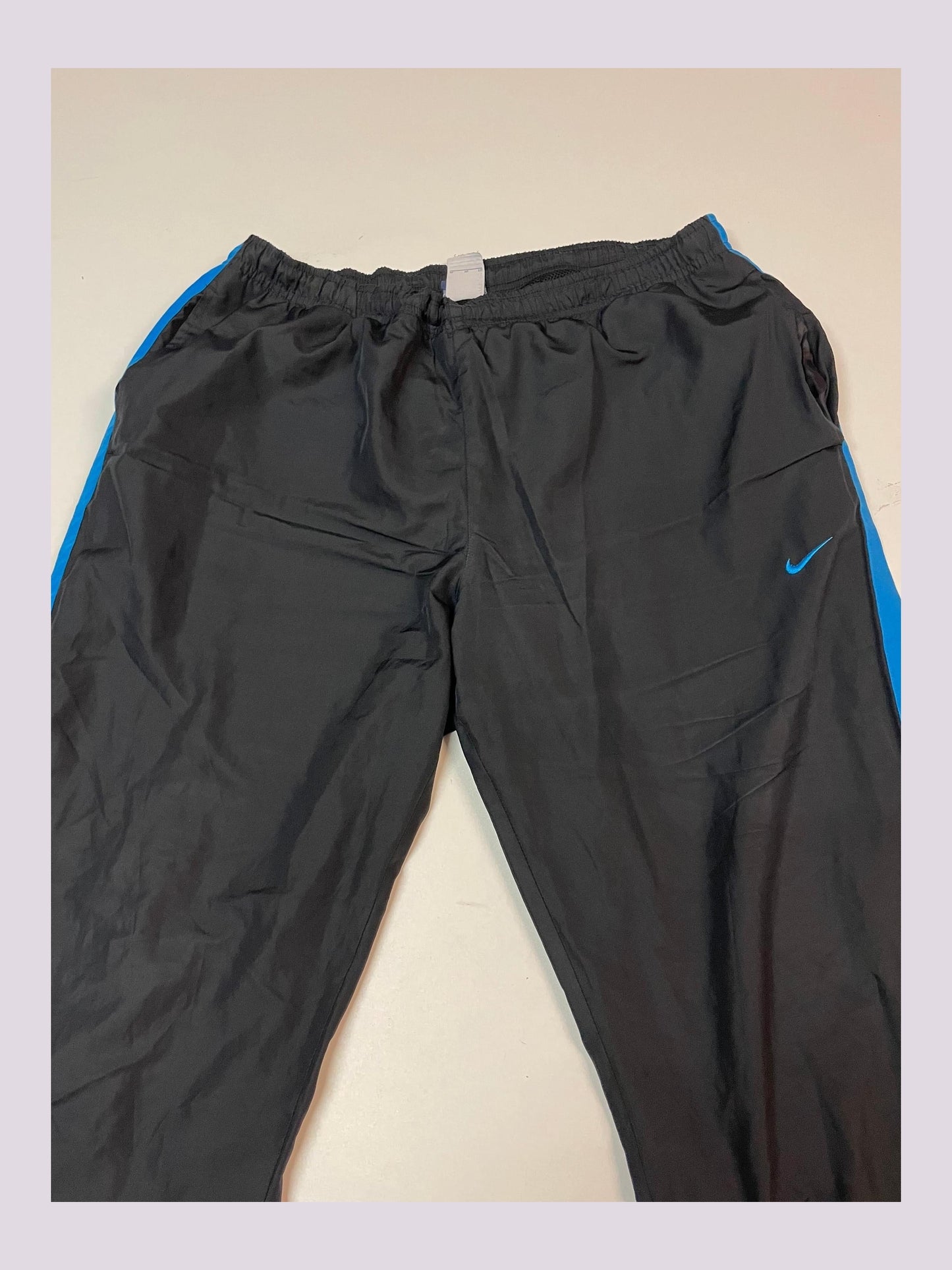 Entdecke unsere Vintage Track Pants von Nike und anderen Marken, erhältlich bei Valuxery.de - Dein Shop für trendige Vintage - Kleidung. Unsere Track Pants sind aus hochwertigen Materialien und